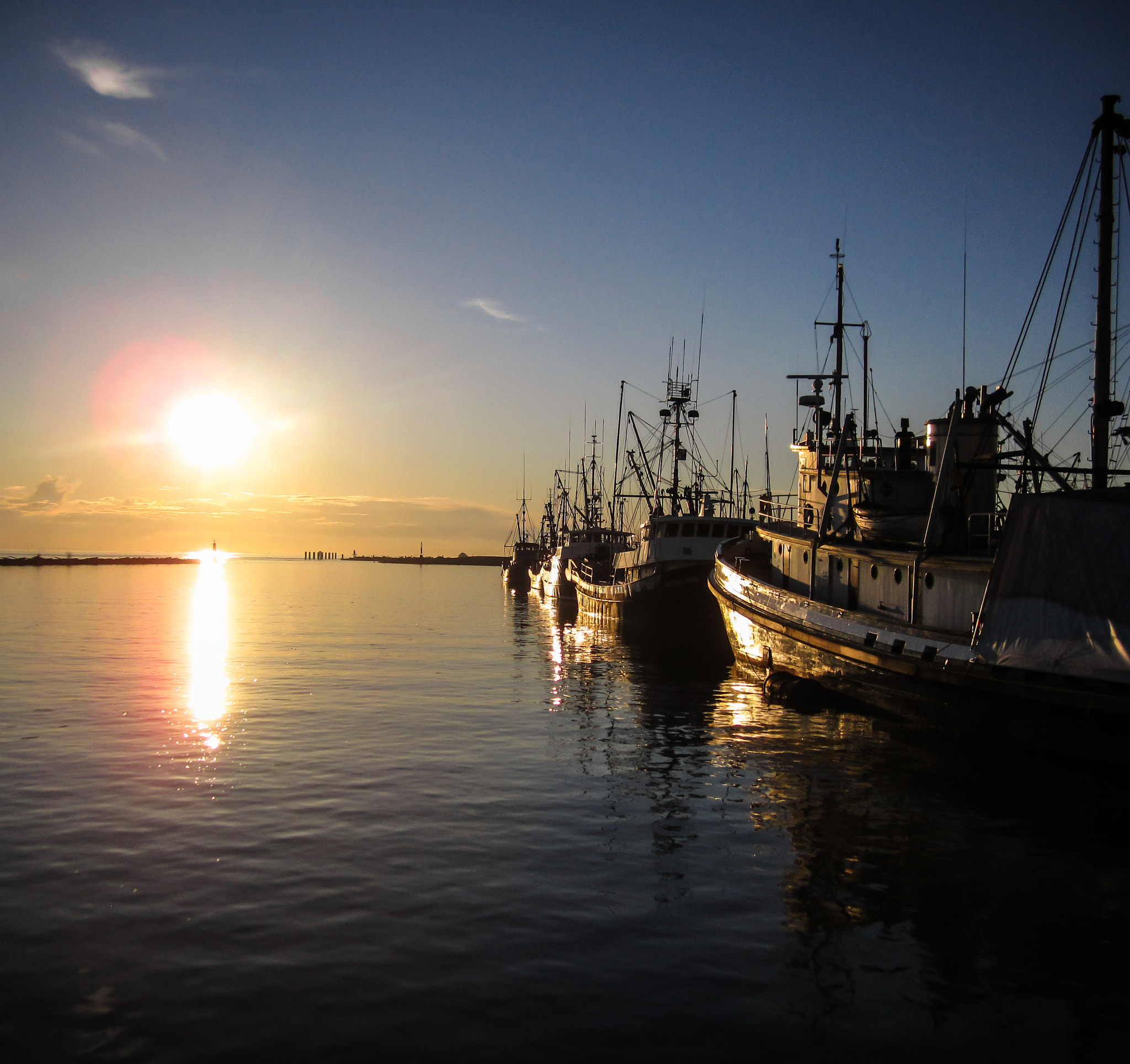 Canon PowerShot SD1400 IS (IXUS 130 / IXY 400F) sample photo. Harbour at sunset photography