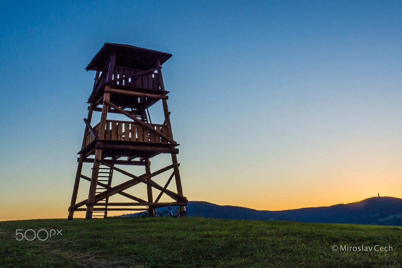 OLYMPUS M.14-150mm F4.0-5.6 II sample photo. Under the tower photography