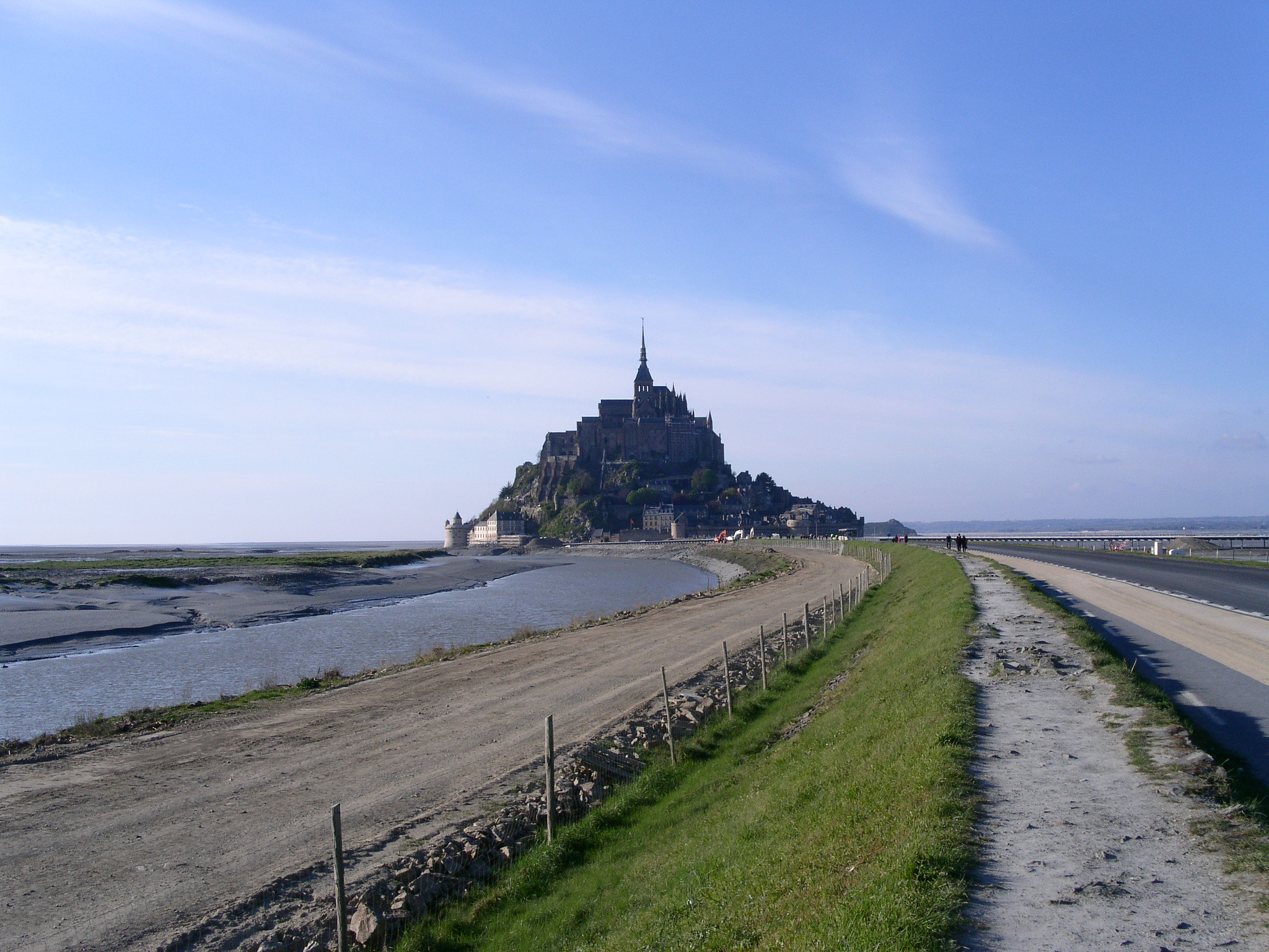 KONICA MINOLTA DiMAGE F300 sample photo. The road to mont saint-michel photography