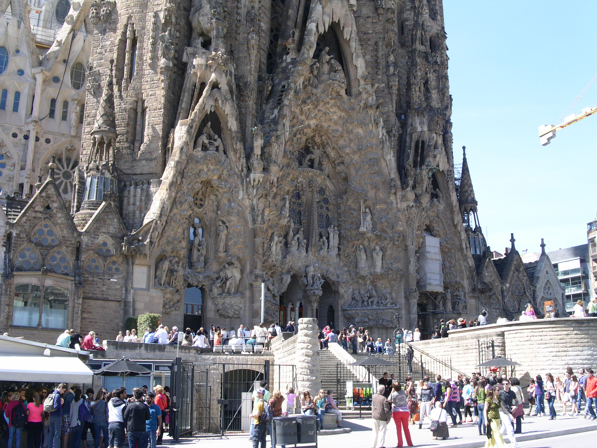 KONICA MINOLTA DiMAGE F300 sample photo. Crowds flocking to the sagrada familia photography