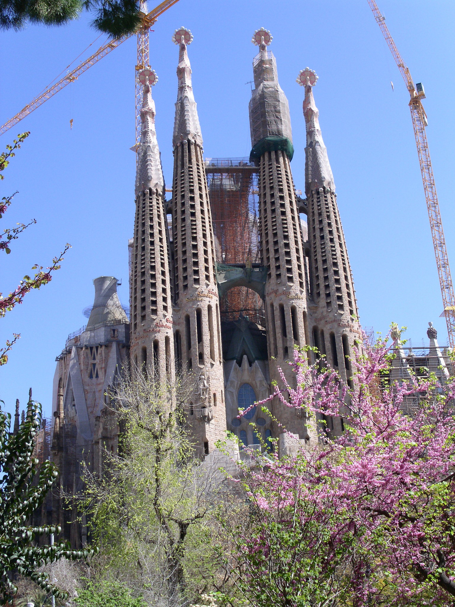 KONICA MINOLTA DiMAGE F300 sample photo. The passion façade of sagrada família in april photography