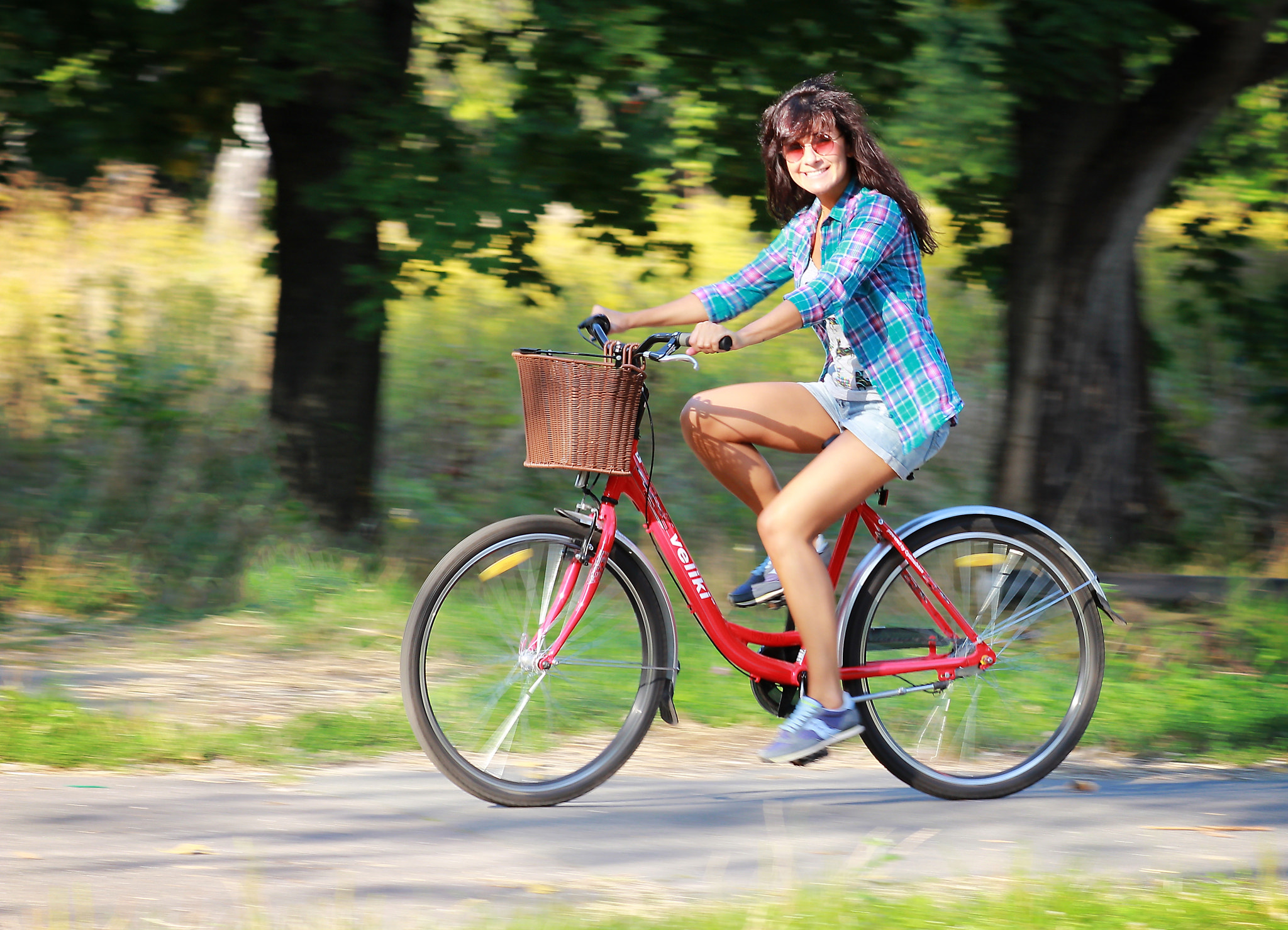 Canon EOS 600D (Rebel EOS T3i / EOS Kiss X5) + Canon EF 100mm F2.0 USM sample photo. Woman on bicycle photography