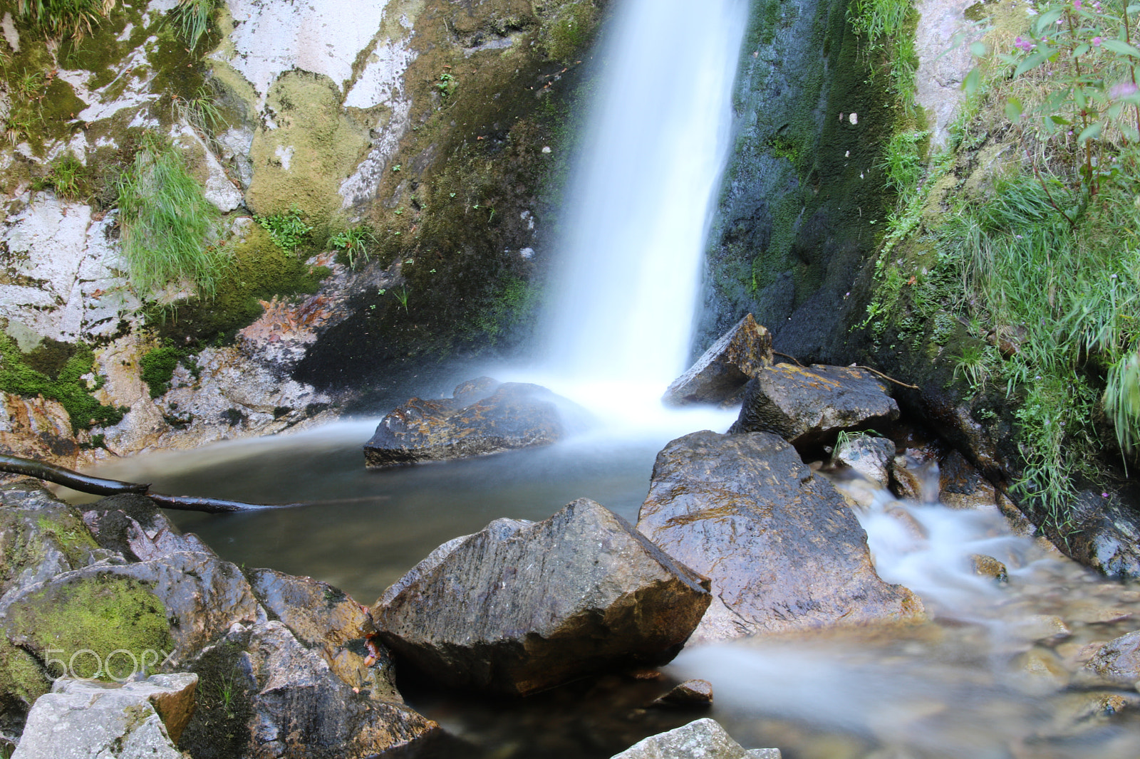 Canon EOS 750D (EOS Rebel T6i / EOS Kiss X8i) + Canon TS-E 90mm F2.8 Tilt-Shift sample photo. Allerheilige waterfall germany photography