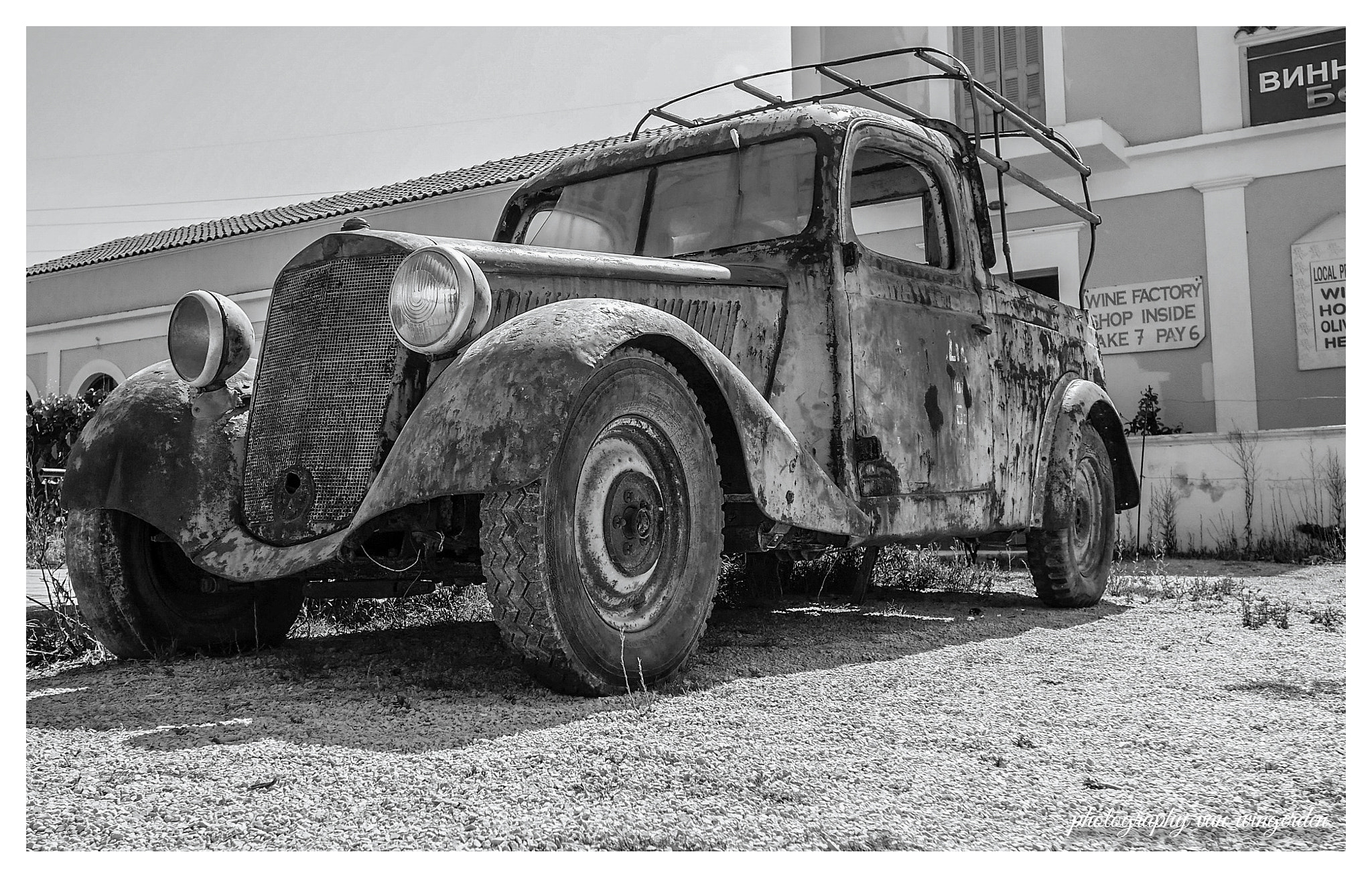 Panasonic Lumix DMC-GX7 + Panasonic Lumix G Vario 7-14mm F4 ASPH sample photo. Old car photography