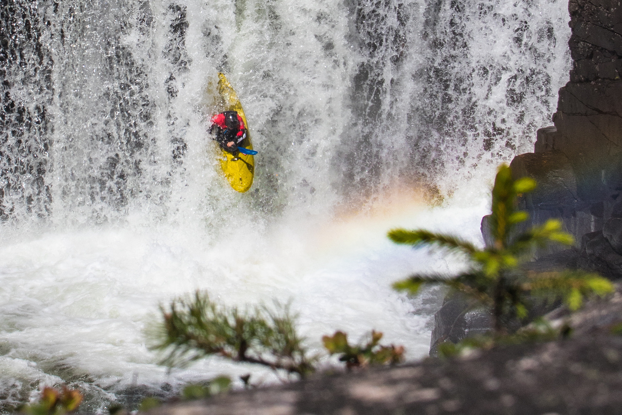 Canon EF 17-35mm f/2.8L sample photo. Close up falling photography