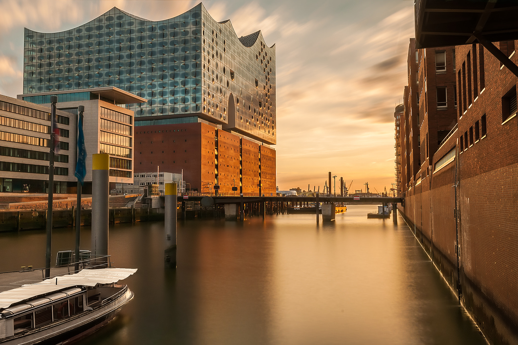 Nikon AF-S Nikkor 16-35mm F4G ED VR sample photo. Elbphilharmonie photography