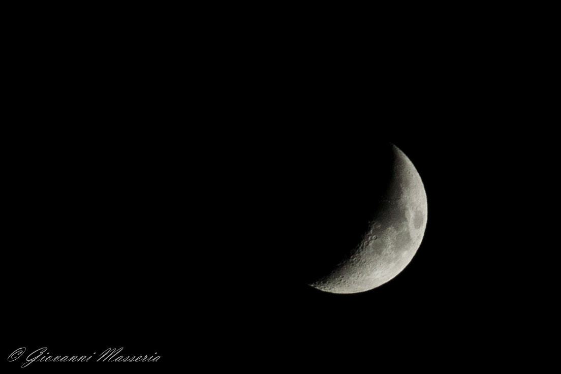 Sony Alpha DSLR-A700 sample photo. Crescent moon photography