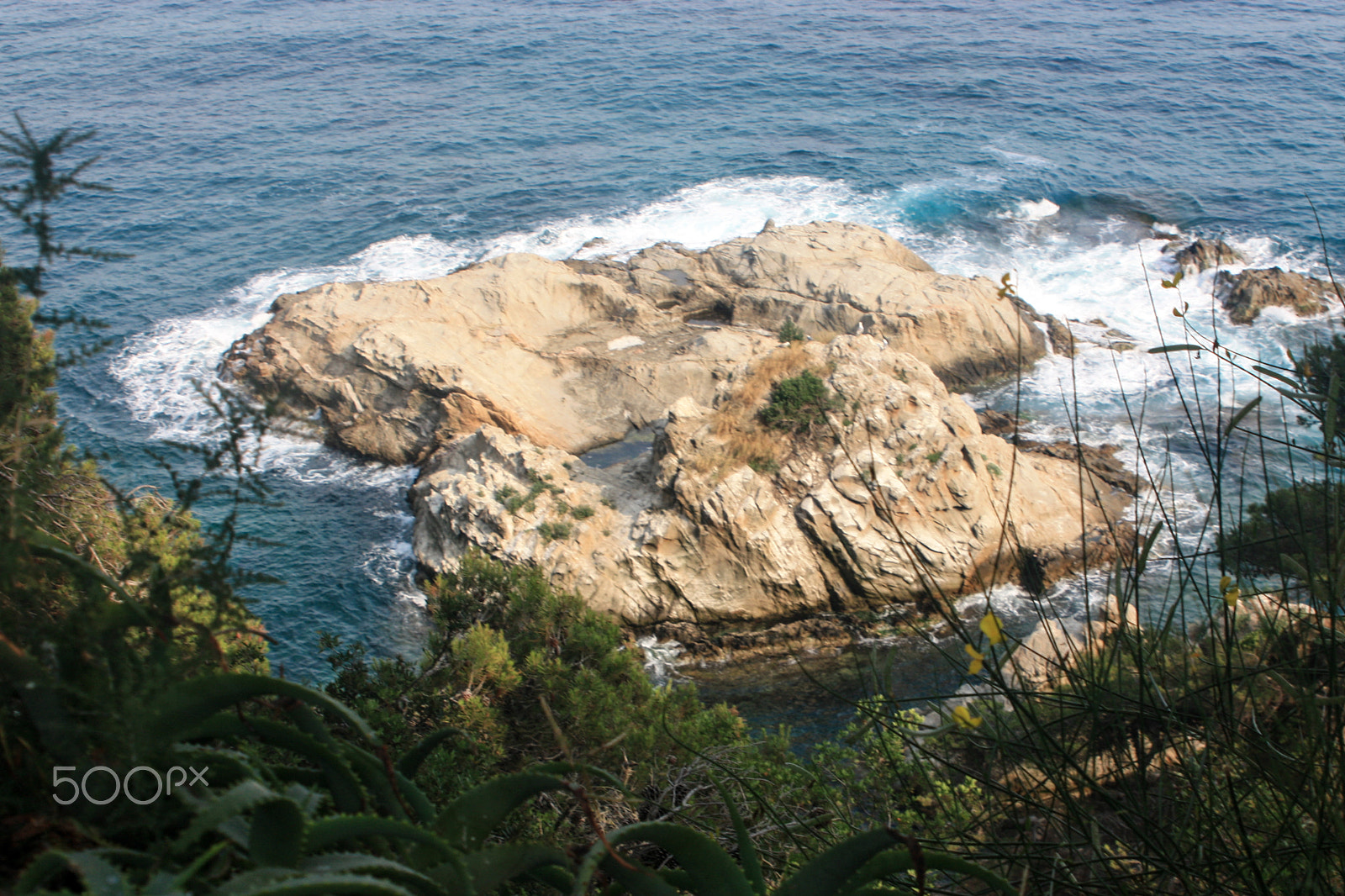 Canon EOS 450D (EOS Rebel XSi / EOS Kiss X2) sample photo. Stone island and the sea to the horizon photography