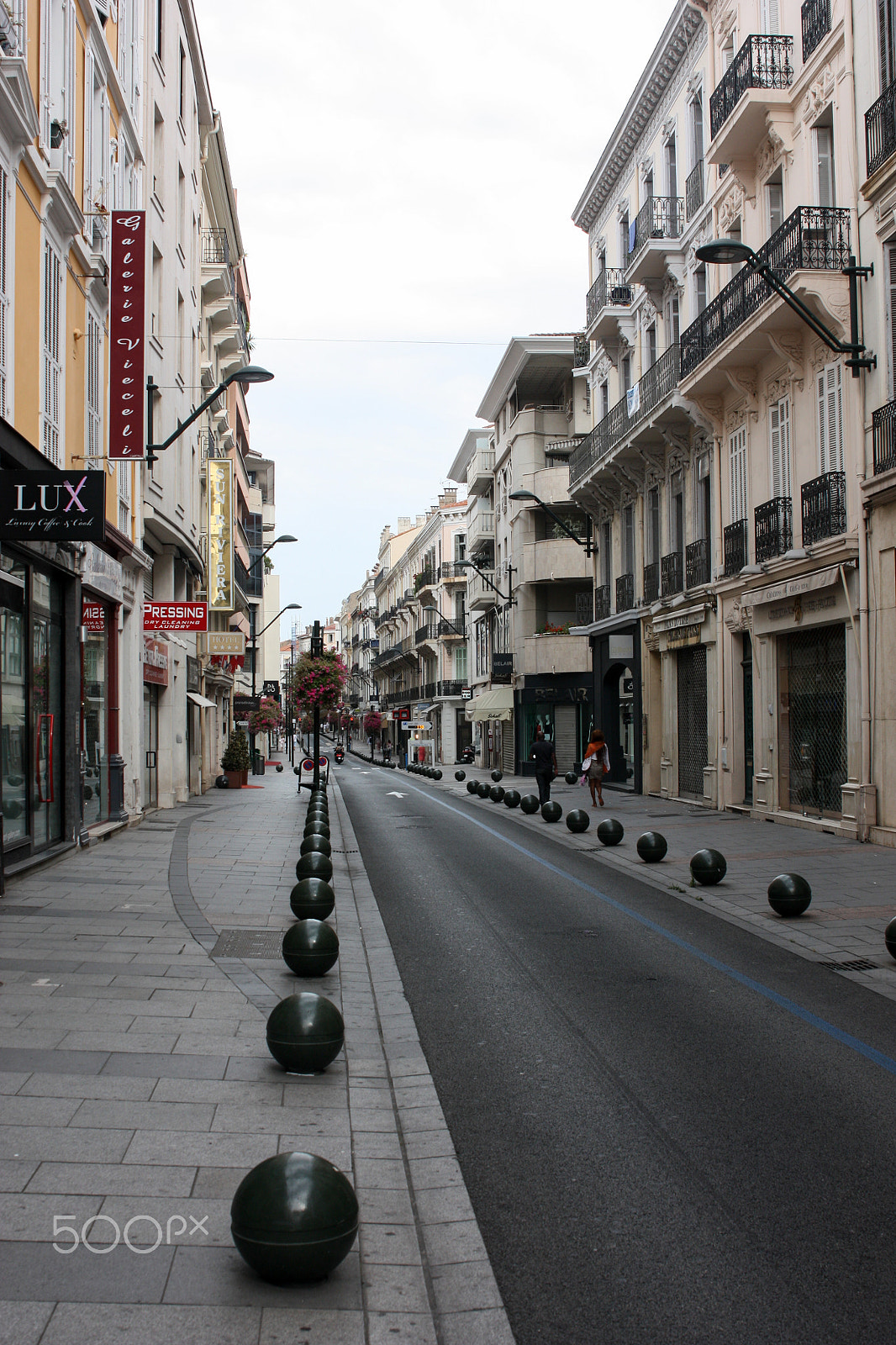 Canon EOS 450D (EOS Rebel XSi / EOS Kiss X2) sample photo. The narrow shopping street of the mediterranean town photography