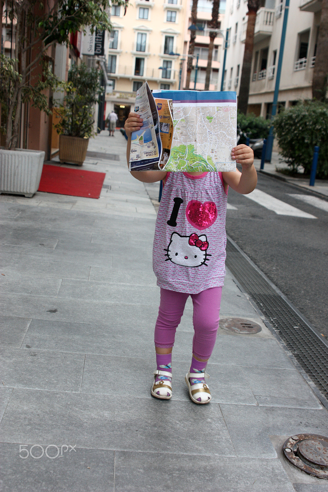 Canon EOS 450D (EOS Rebel XSi / EOS Kiss X2) sample photo. Little girl watching the city map to plan your travel itinerary photography