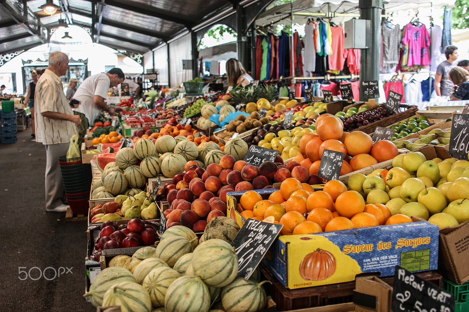 Canon EOS 450D (EOS Rebel XSi / EOS Kiss X2) sample photo. Beautiful showcase with vegetables on the market. fresh and juicy. photography