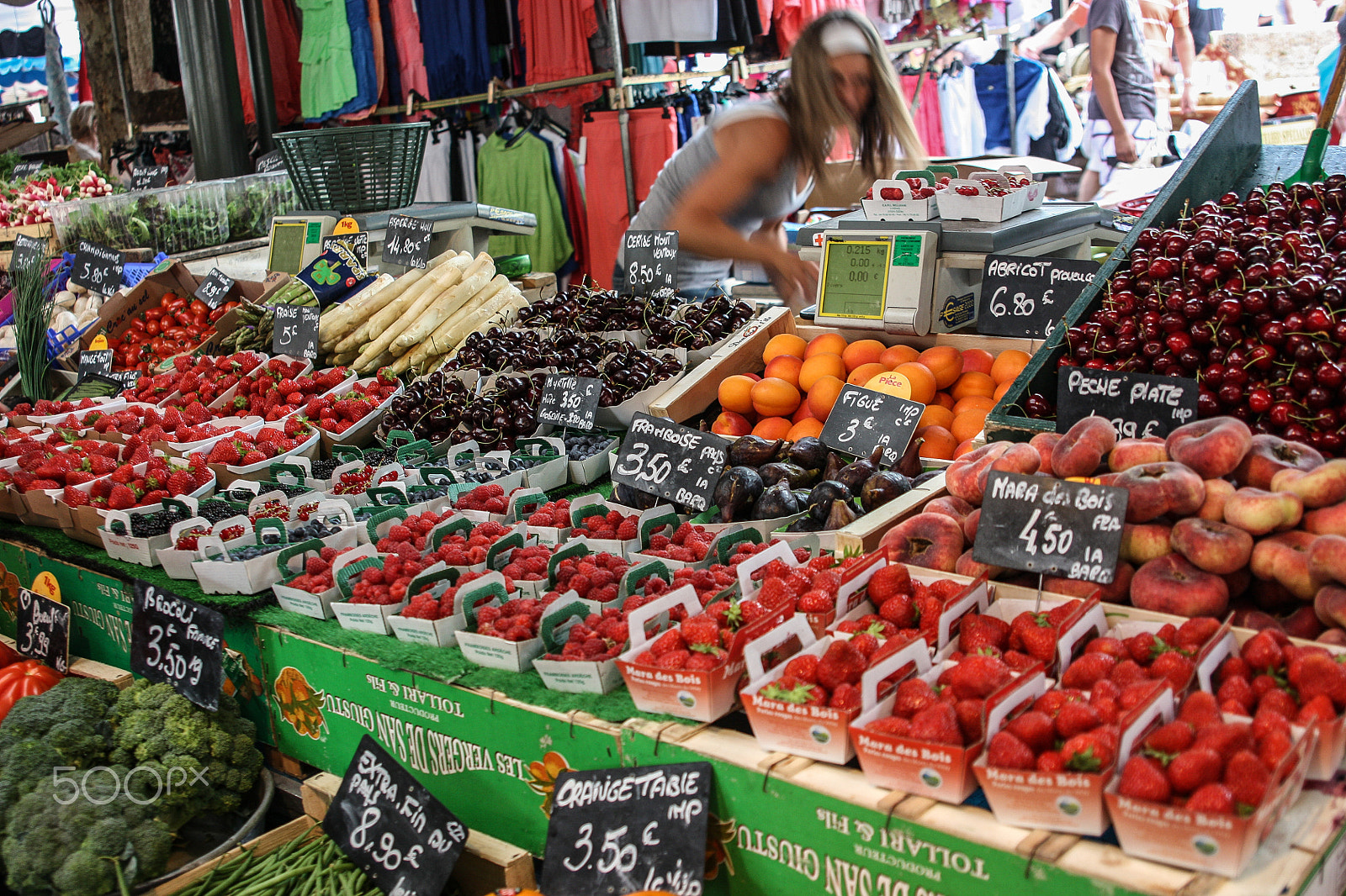 Canon EOS 450D (EOS Rebel XSi / EOS Kiss X2) sample photo. Beautiful showcase with vegetables on the market. fresh and juicy. photography