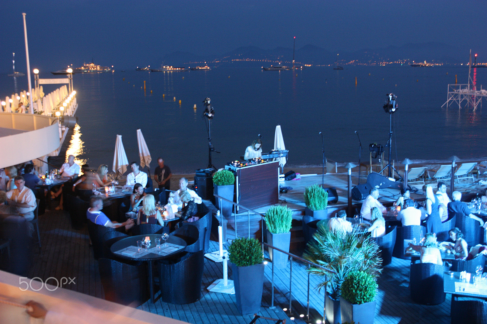 Canon EOS 450D (EOS Rebel XSi / EOS Kiss X2) sample photo. Evening cafe on the coast. dj plays your mixes. photography