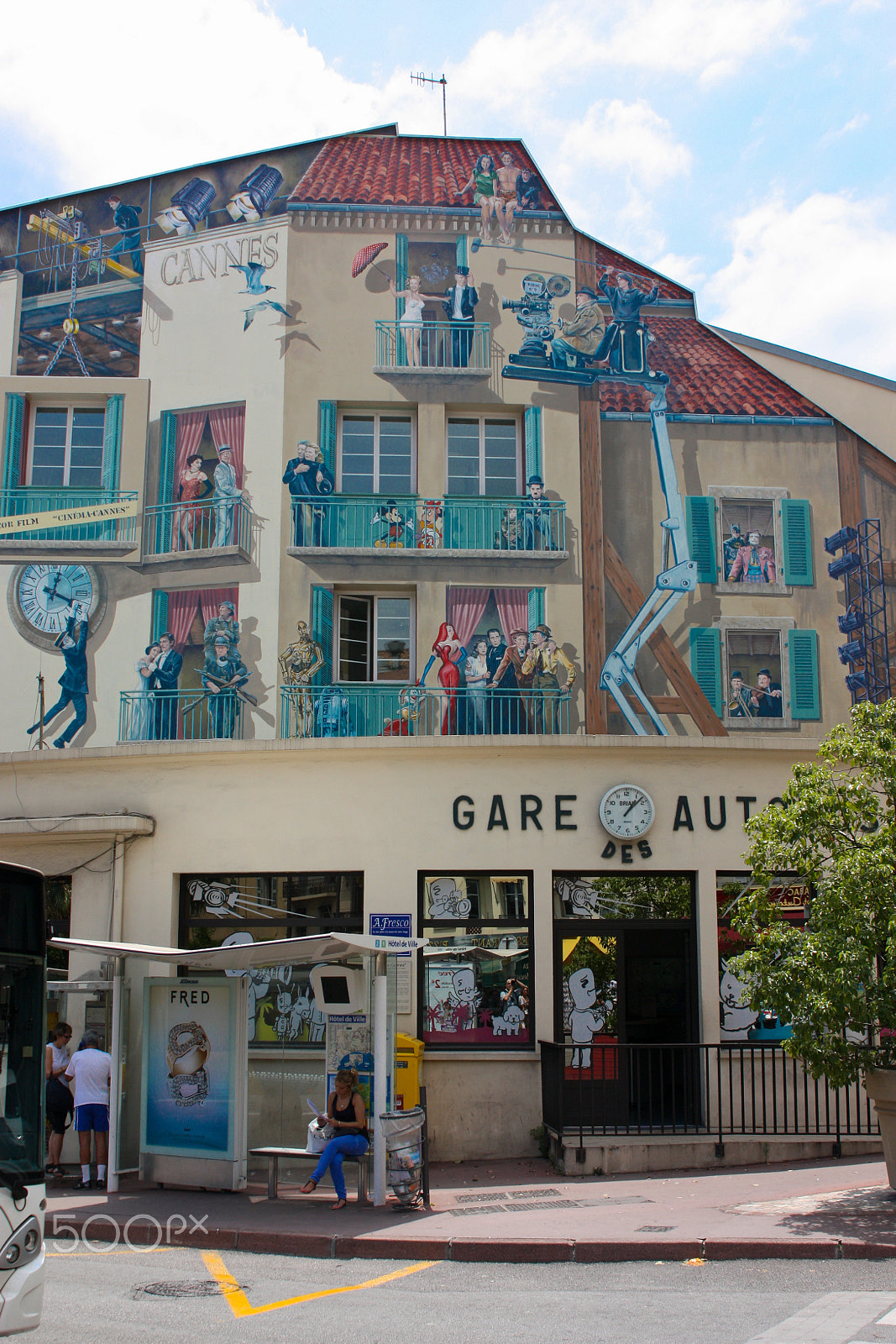 Canon EOS 450D (EOS Rebel XSi / EOS Kiss X2) sample photo. Art painting on the wall of the main bus station in cannes. photography