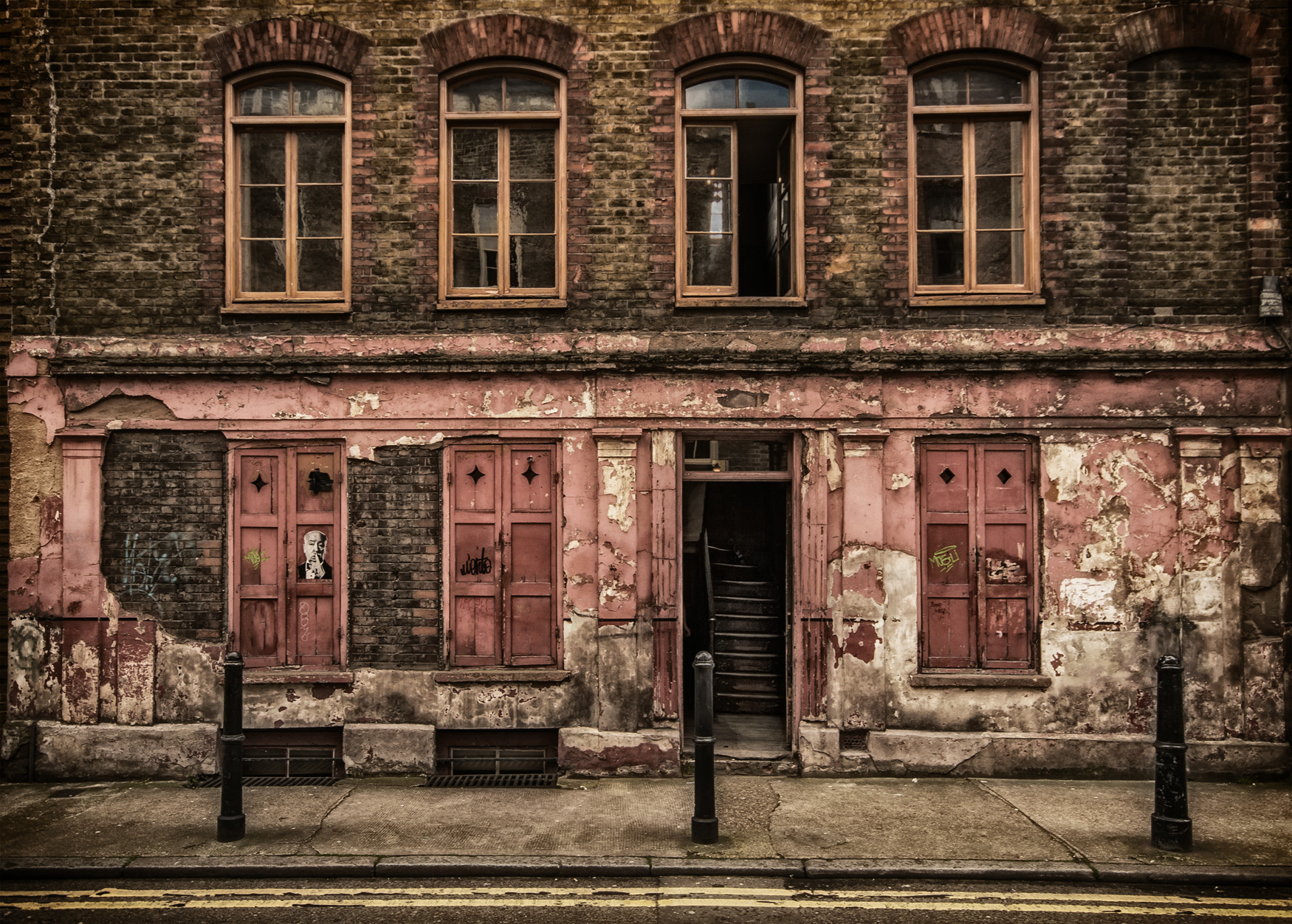 Sigma AF 10-20mm F4-5.6 EX DC sample photo. Just off brick lane london. photography