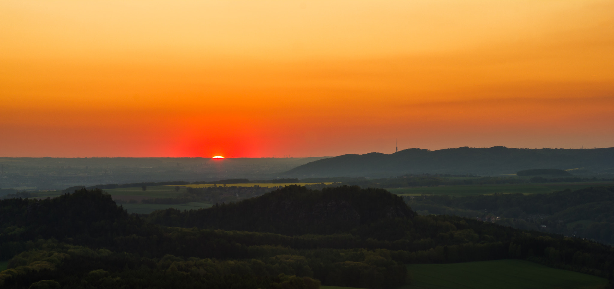 Canon EOS 550D (EOS Rebel T2i / EOS Kiss X4) + Tamron AF 28-200mm F3.8-5.6 XR Di Aspherical (IF) Macro sample photo. Sunset over dresden taken from lilienstein. amazing colors afterwards. enjoy photography