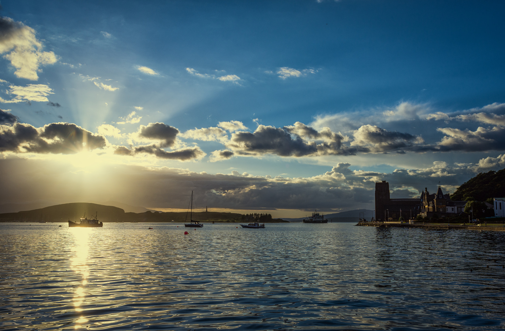 Nikon D7200 + Nikon AF Nikkor 24mm F2.8D sample photo. Sunset at oban bay photography