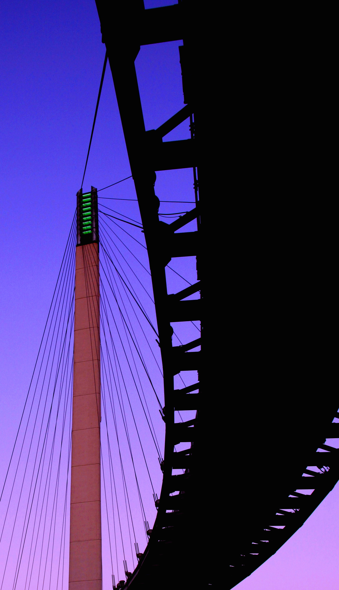 Canon EF-S 18-200mm F3.5-5.6 IS sample photo. Under the bridge photography