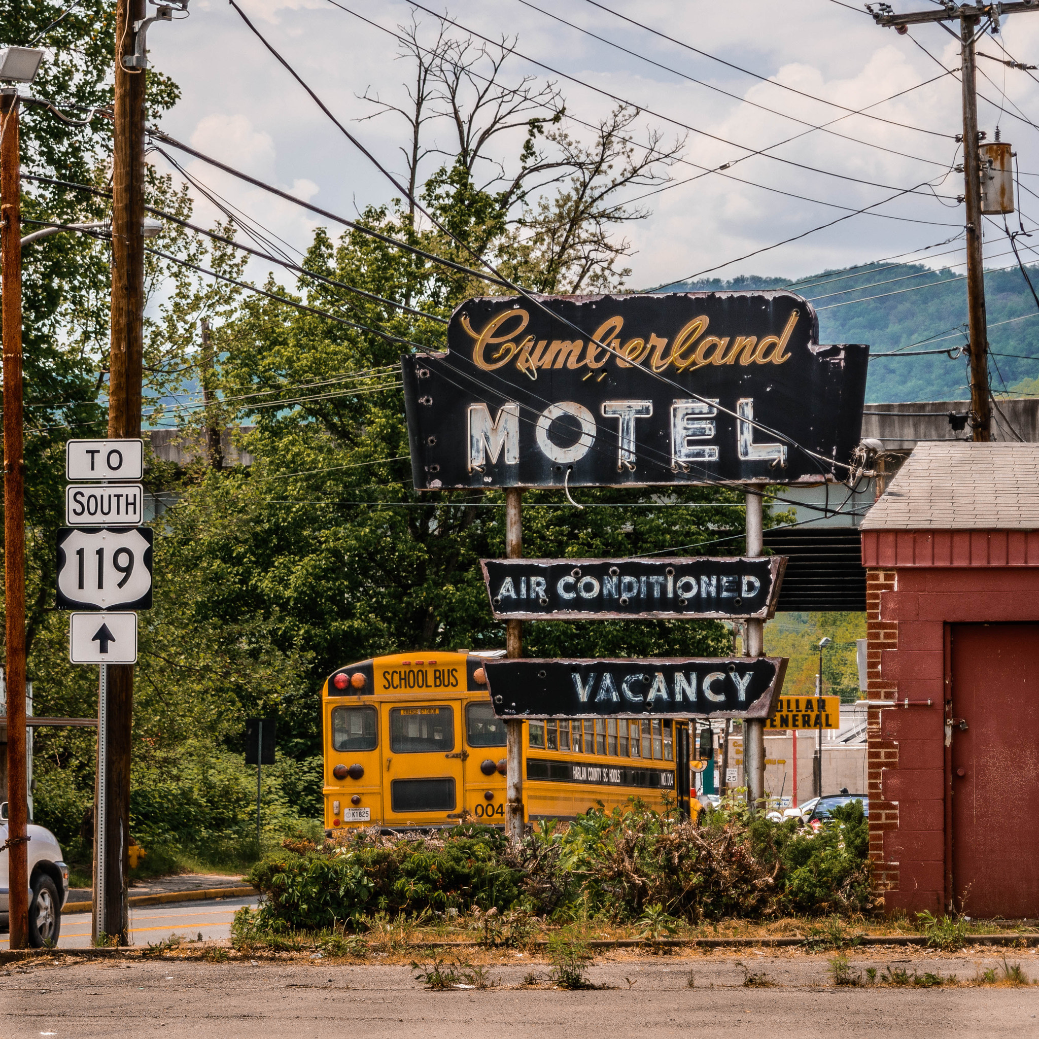 AF Zoom-Nikkor 24-120mm f/3.5-5.6D IF sample photo. Abandoned harlan, ky motel photography