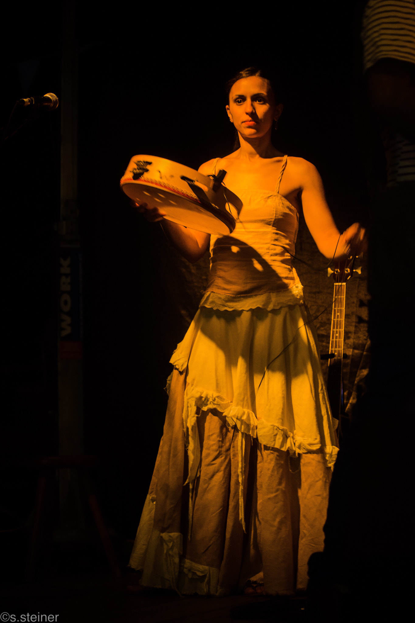 Canon EF 70-300mm F4-5.6 IS USM sample photo. Italian folk musician photography