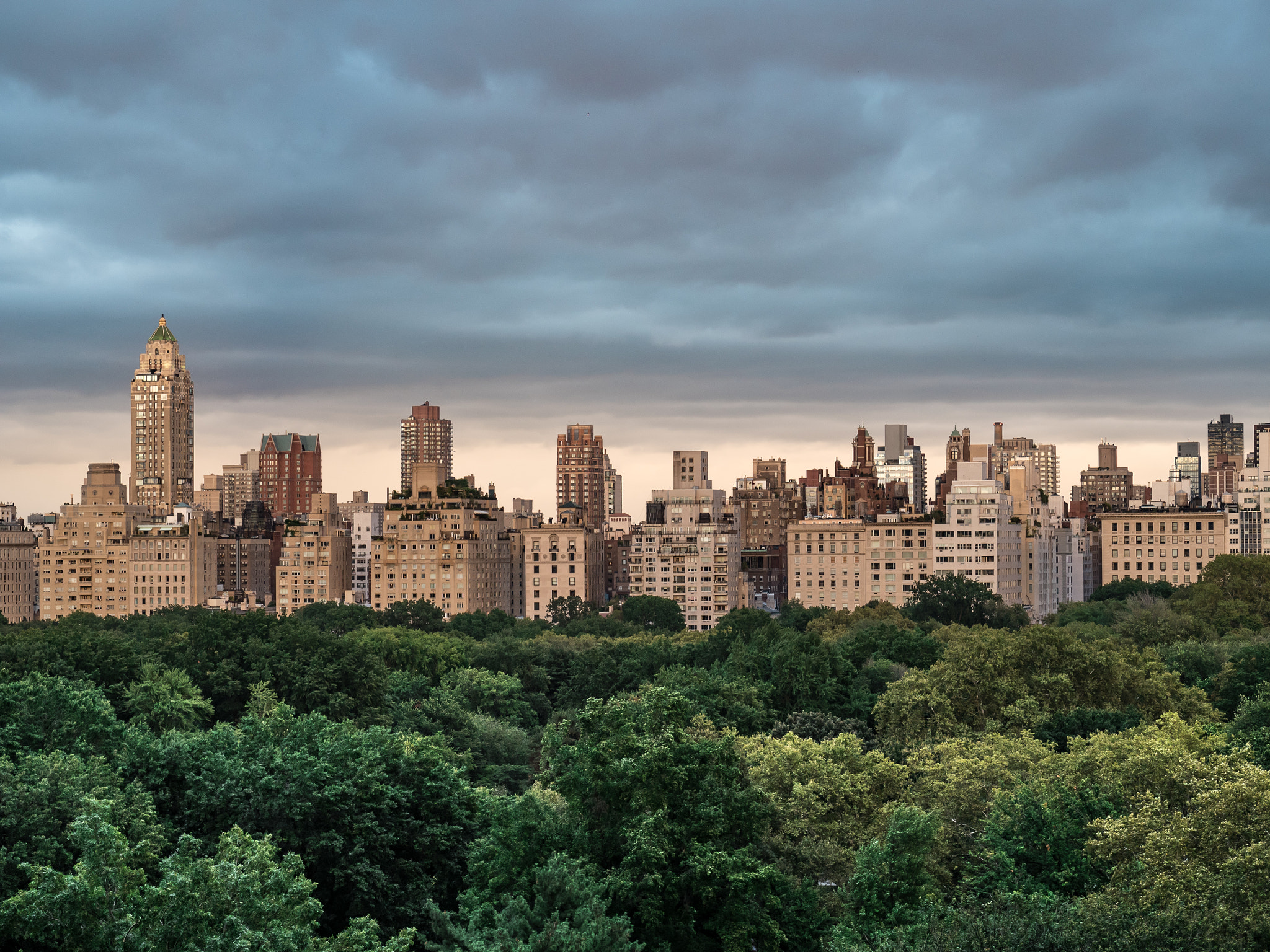 Olympus OM-D E-M5 II + Panasonic Leica DG Nocticron 42.5mm F1.2 ASPH OIS sample photo. Central park dusk photography