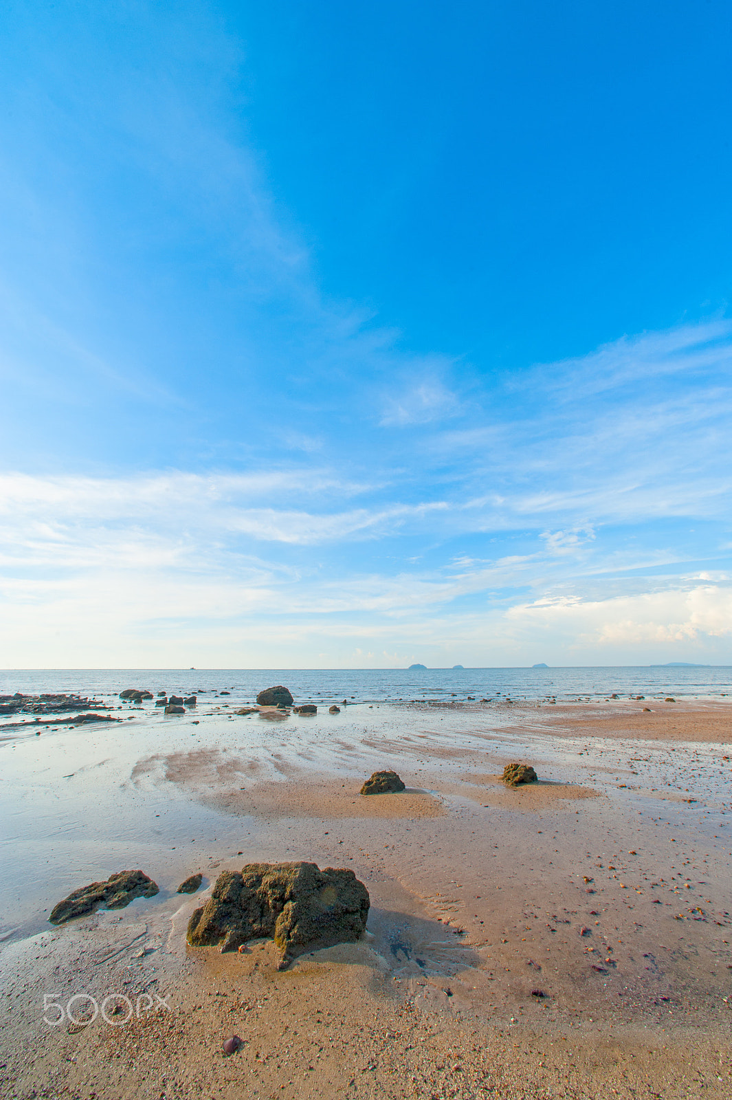 Nikon D700 + Nikon AF Nikkor 14mm F2.8D ED sample photo. Beautiful morning at seaside with blue sky photography