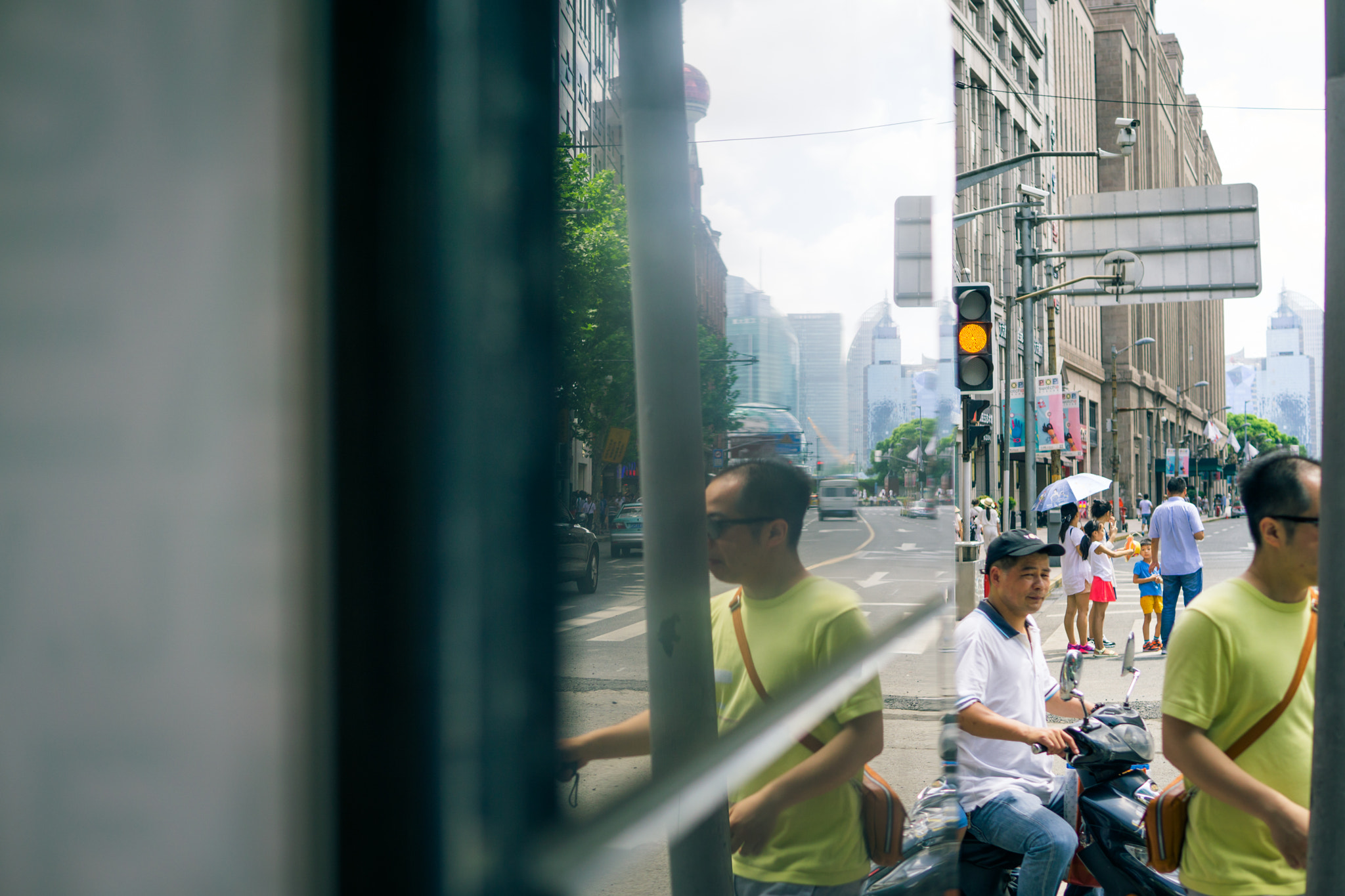 Sony a6000 + Sigma 30mm F1.4 DC DN | C sample photo. 镜面中的人 photography