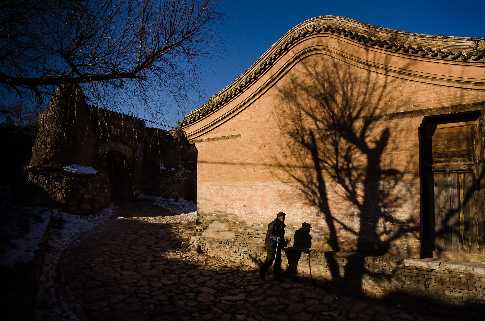 Nikon AF-S Nikkor 14-24mm F2.8G ED sample photo. 暖阳下的老人 photography