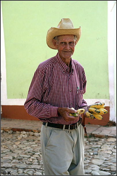 Sigma 18-125mm f/3.5-5.6 DC IF ASP sample photo. The bananas seller photography