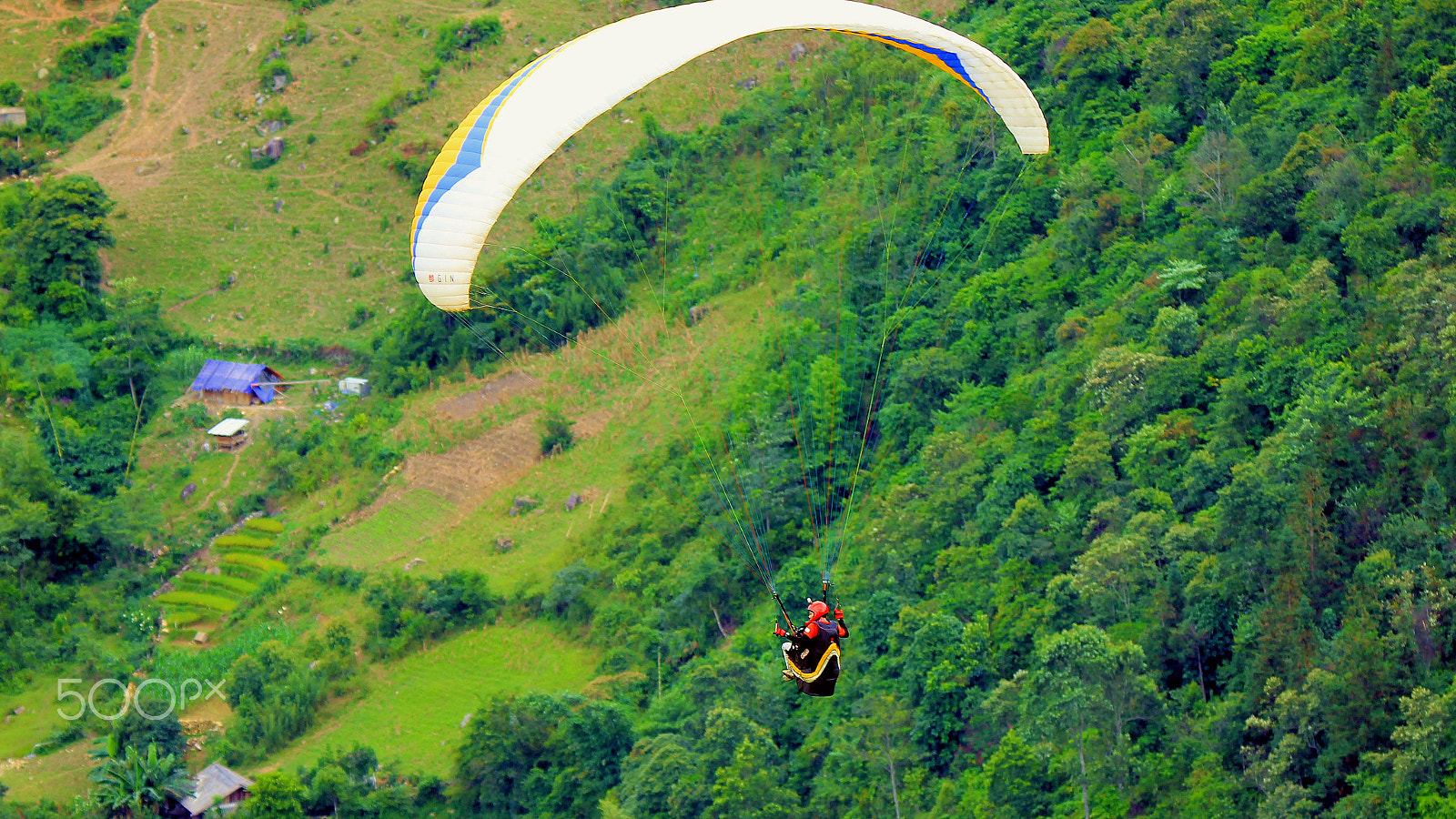 Canon EOS 60D + Tamron SP 150-600mm F5-6.3 Di VC USD sample photo. Flying from khau pha pass photography