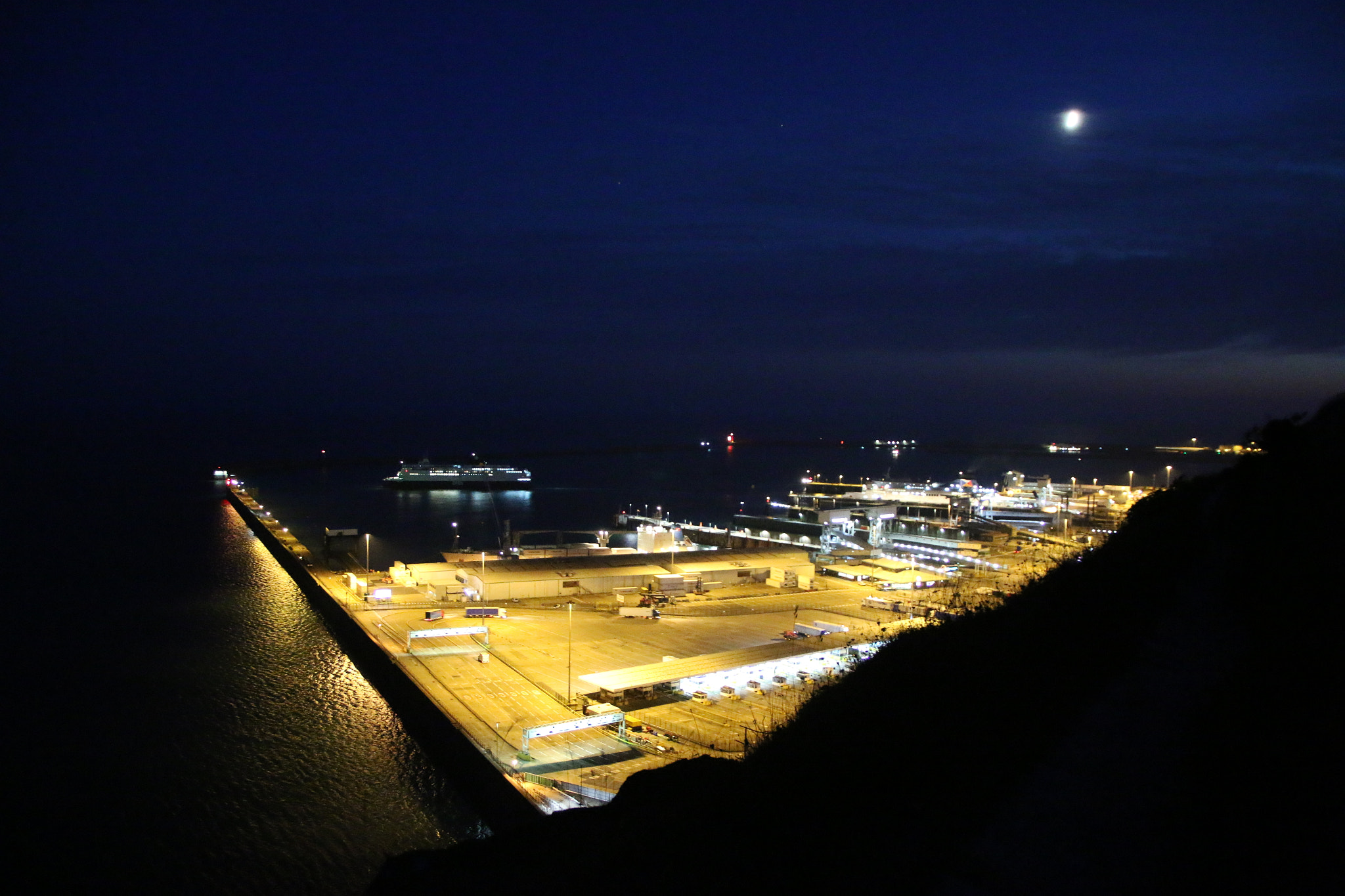 Canon EOS 70D + Sigma 18-125mm F3.8-5.6 DC OS HSM sample photo. White cliffs at night photography