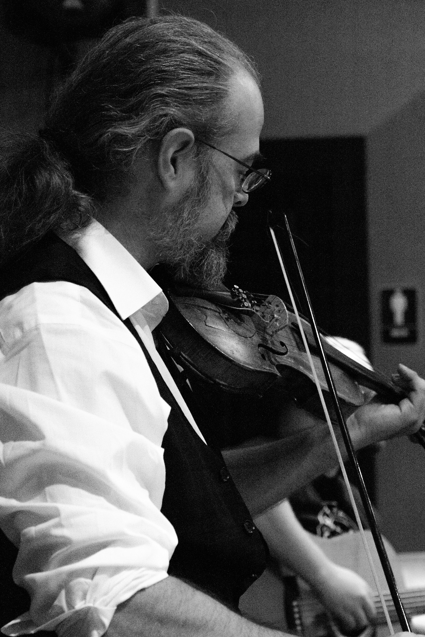 Canon EOS 7D Mark II + Tamron AF 28-75mm F2.8 XR Di LD Aspherical (IF) sample photo. A man and his fiddle photography