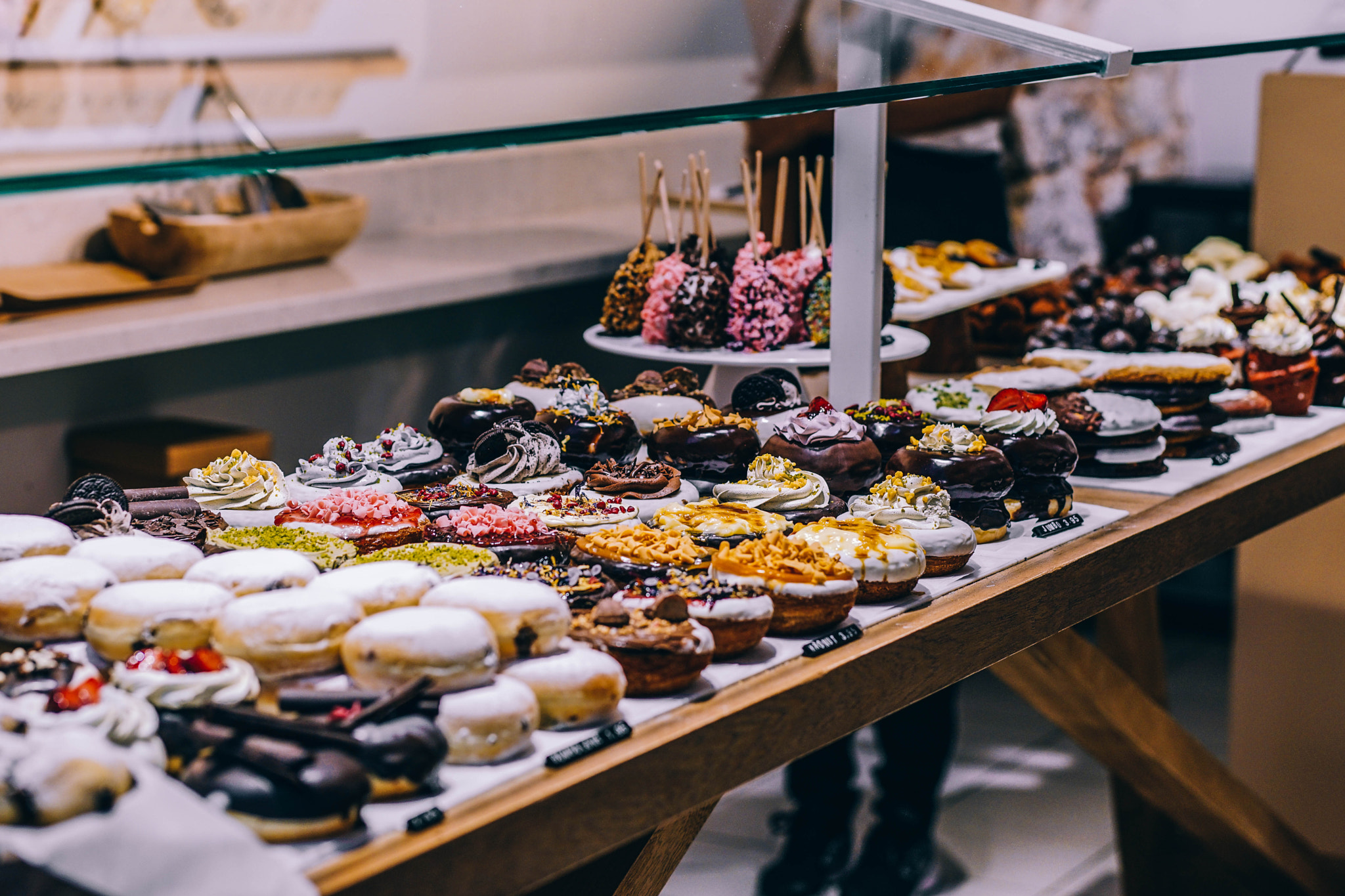 DT 85mm F1.8 SAM sample photo. Donut shop photography