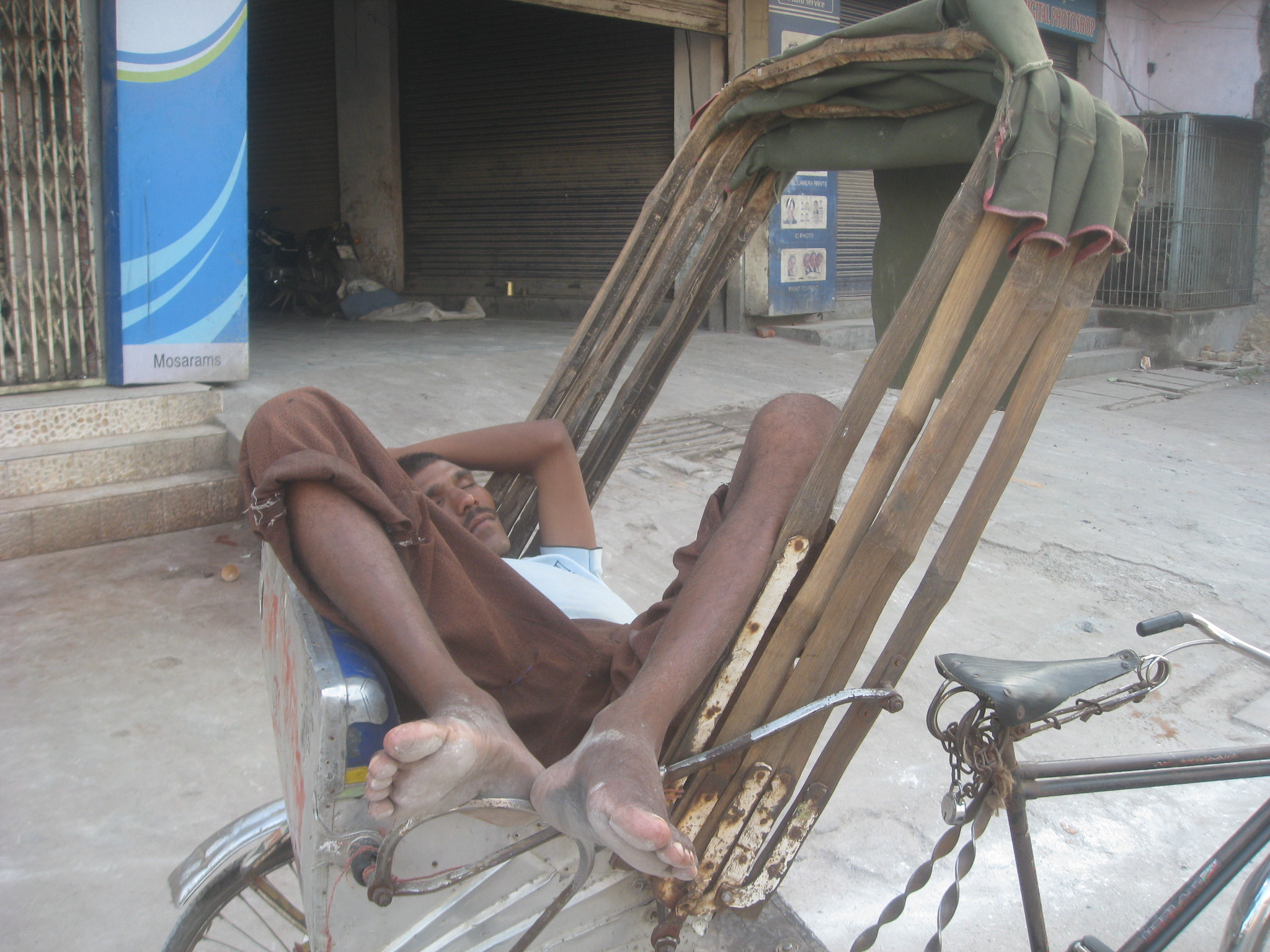 Canon DIGITAL IXUS 950 IS sample photo. Relaxed rickshaw driver photography