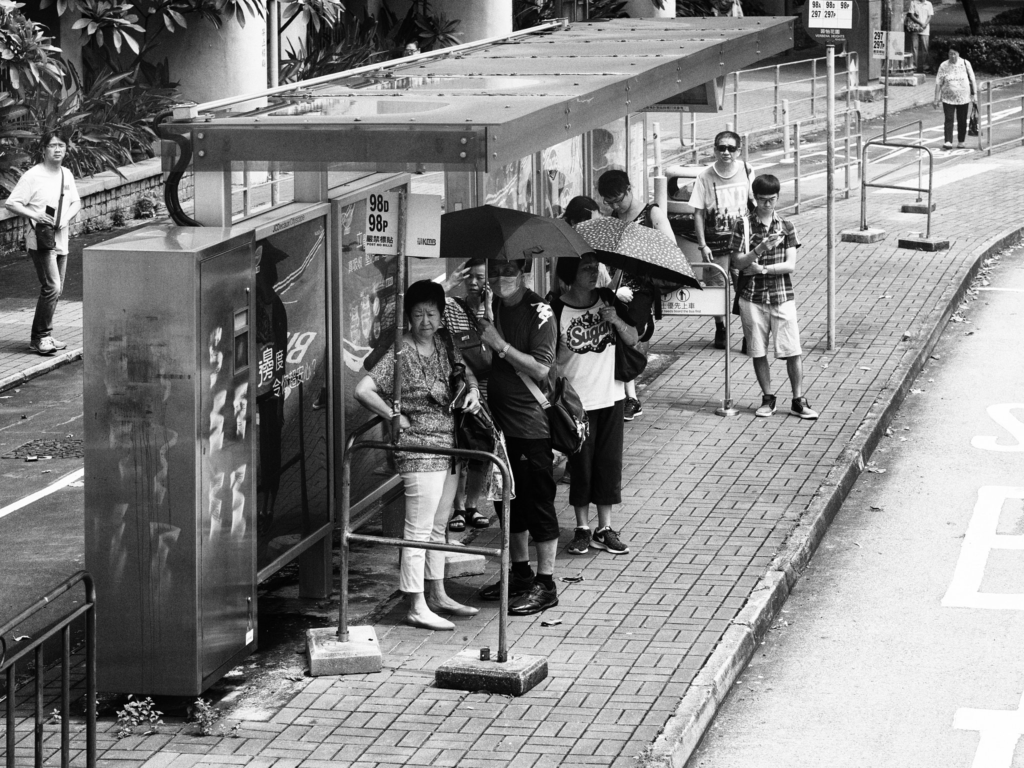 Panasonic Leica DG Nocticron 42.5mm F1.2 ASPH OIS sample photo. Bus stop photography