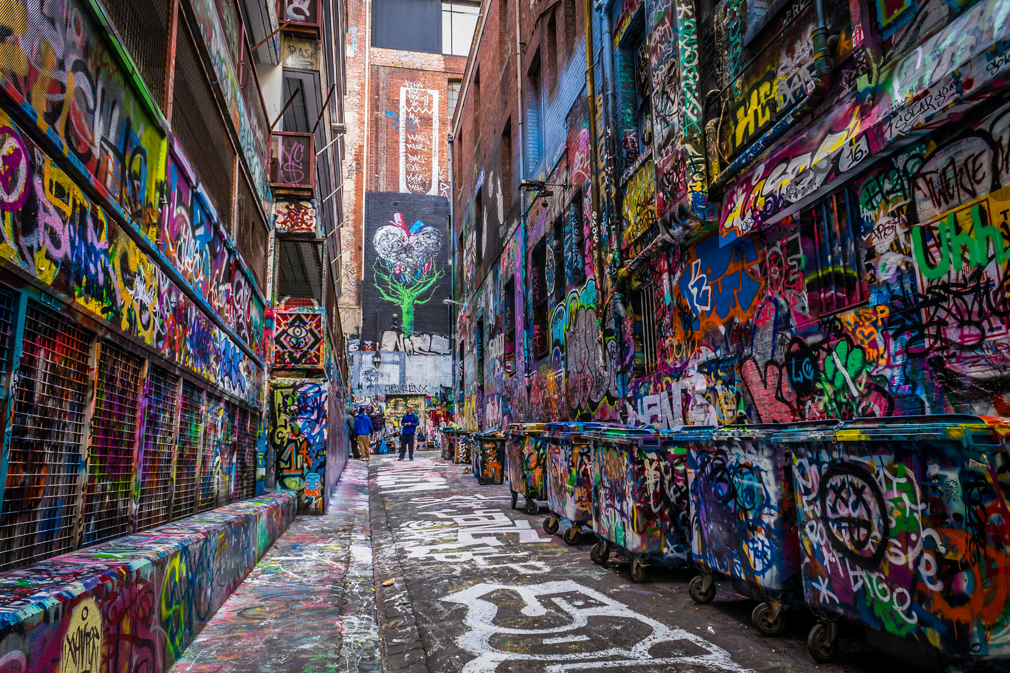 Sony a7 II + Sony E 16mm F2.8 sample photo. Grafitti everywhere photography