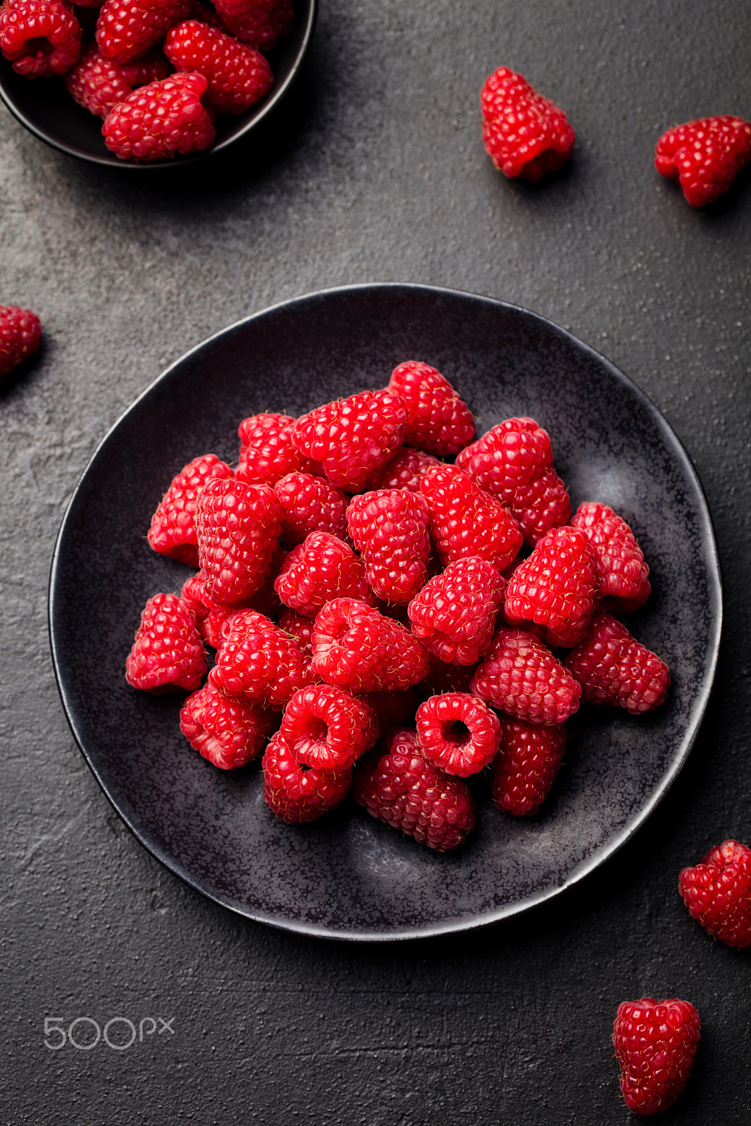 Canon EOS 5DS + Canon EF 100mm F2.8L Macro IS USM sample photo. Fresh raspberries on a black bowl. photography