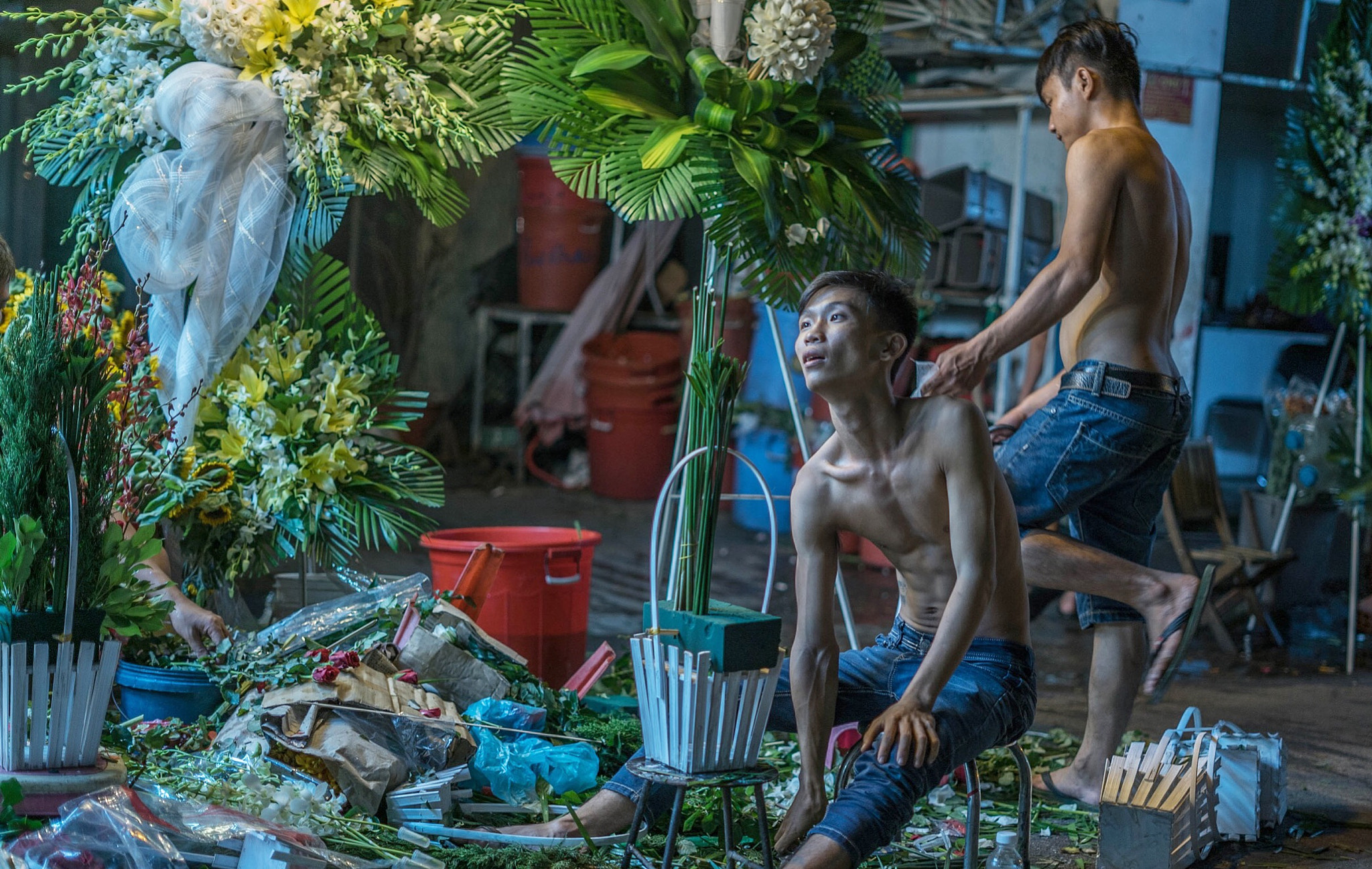 Sony a7S II + Sony FE 50mm F1.8 sample photo. Midnight at the ho chi minh flower market. photography