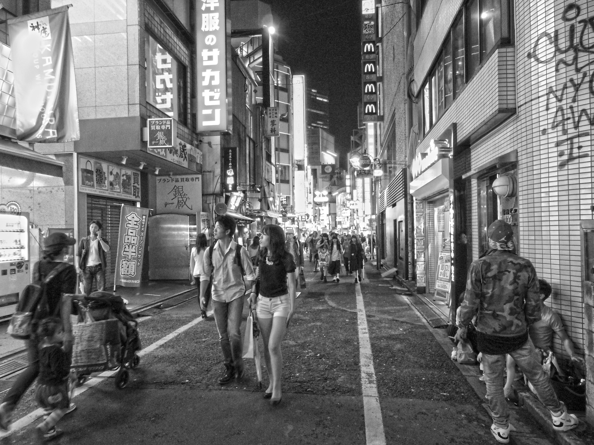 Pentax Q7 sample photo. Tokio in black and colors photography