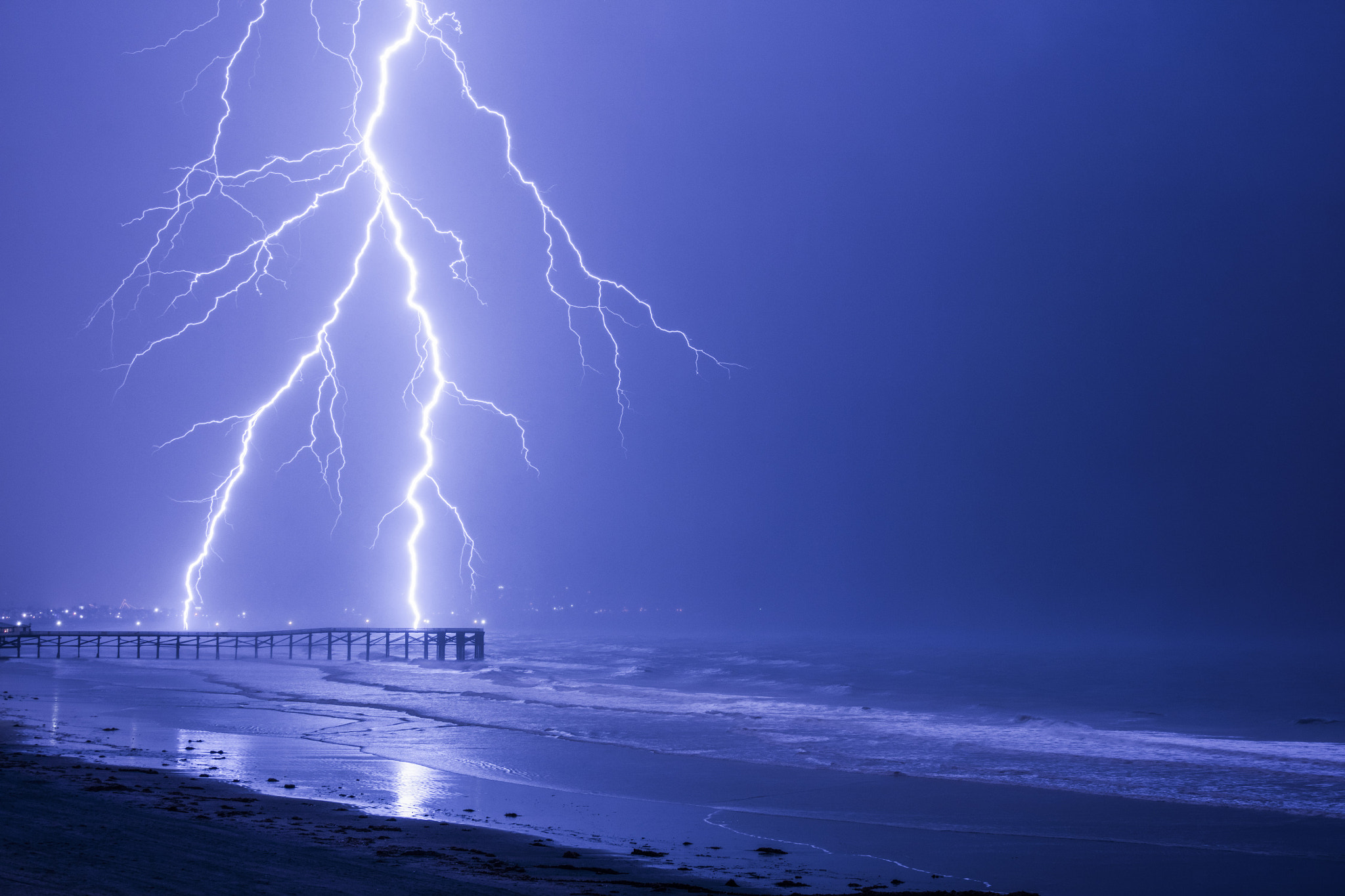 Canon EOS 5DS + EF75-300mm f/4-5.6 sample photo. Lighting at crystal pier photography