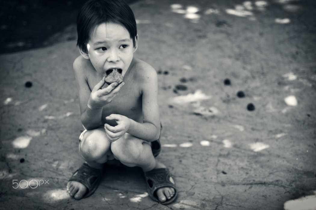 Canon EOS 400D (EOS Digital Rebel XTi / EOS Kiss Digital X) sample photo. Hungry boy photography