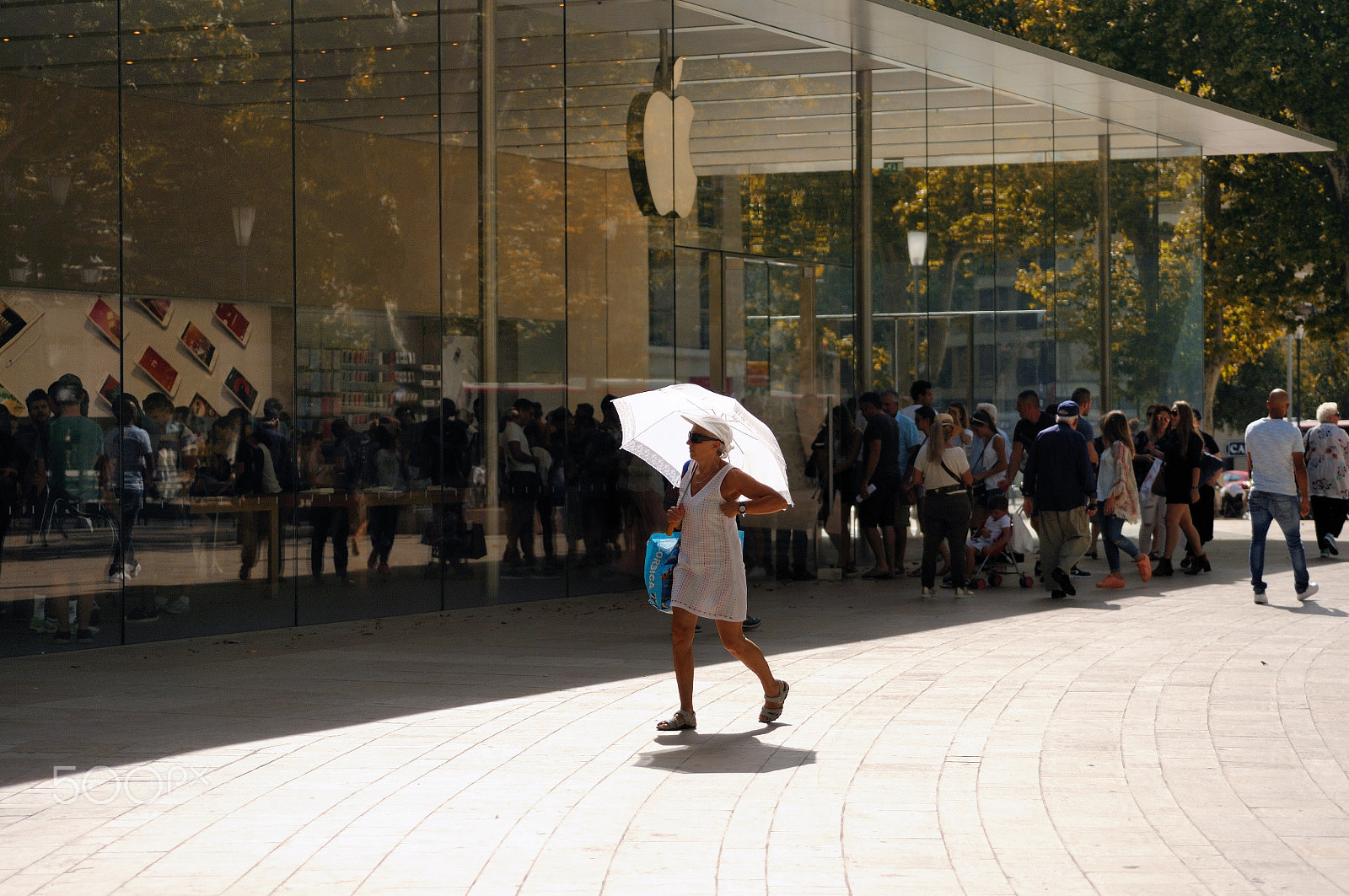 Nikon D300 + Nikon AF Micro-Nikkor 60mm F2.8D sample photo. Apple store photography