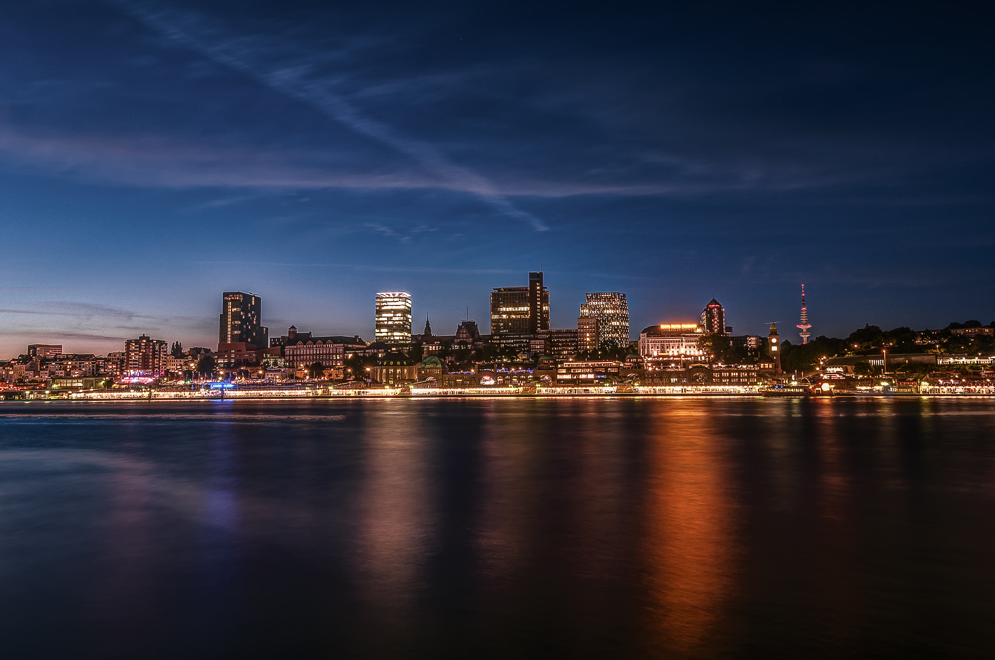 Nikon AF-S Nikkor 16-35mm F4G ED VR sample photo. Hamburg skyline photography