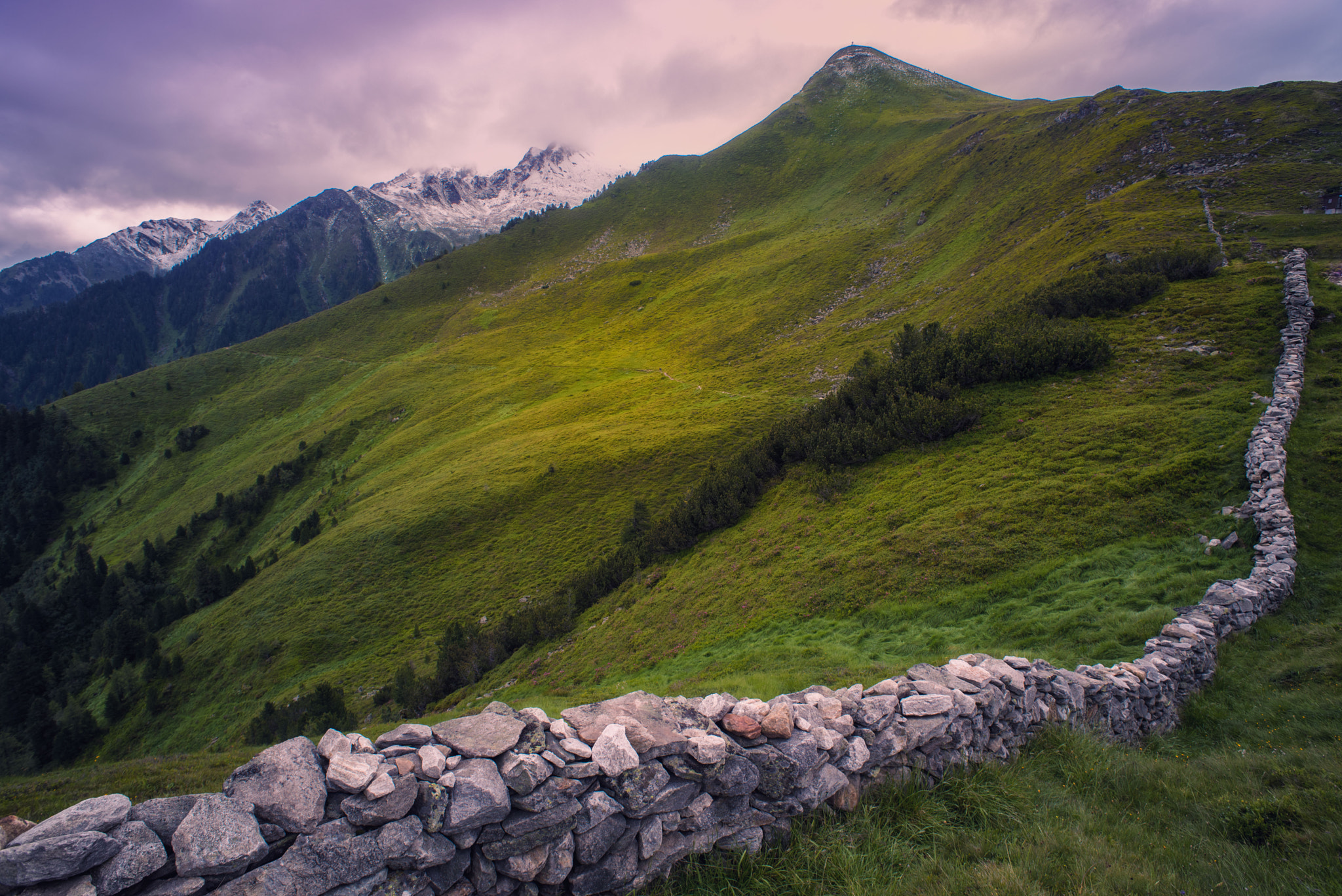 Nikon D750 + AF Nikkor 20mm f/2.8 sample photo. Follow the wall photography