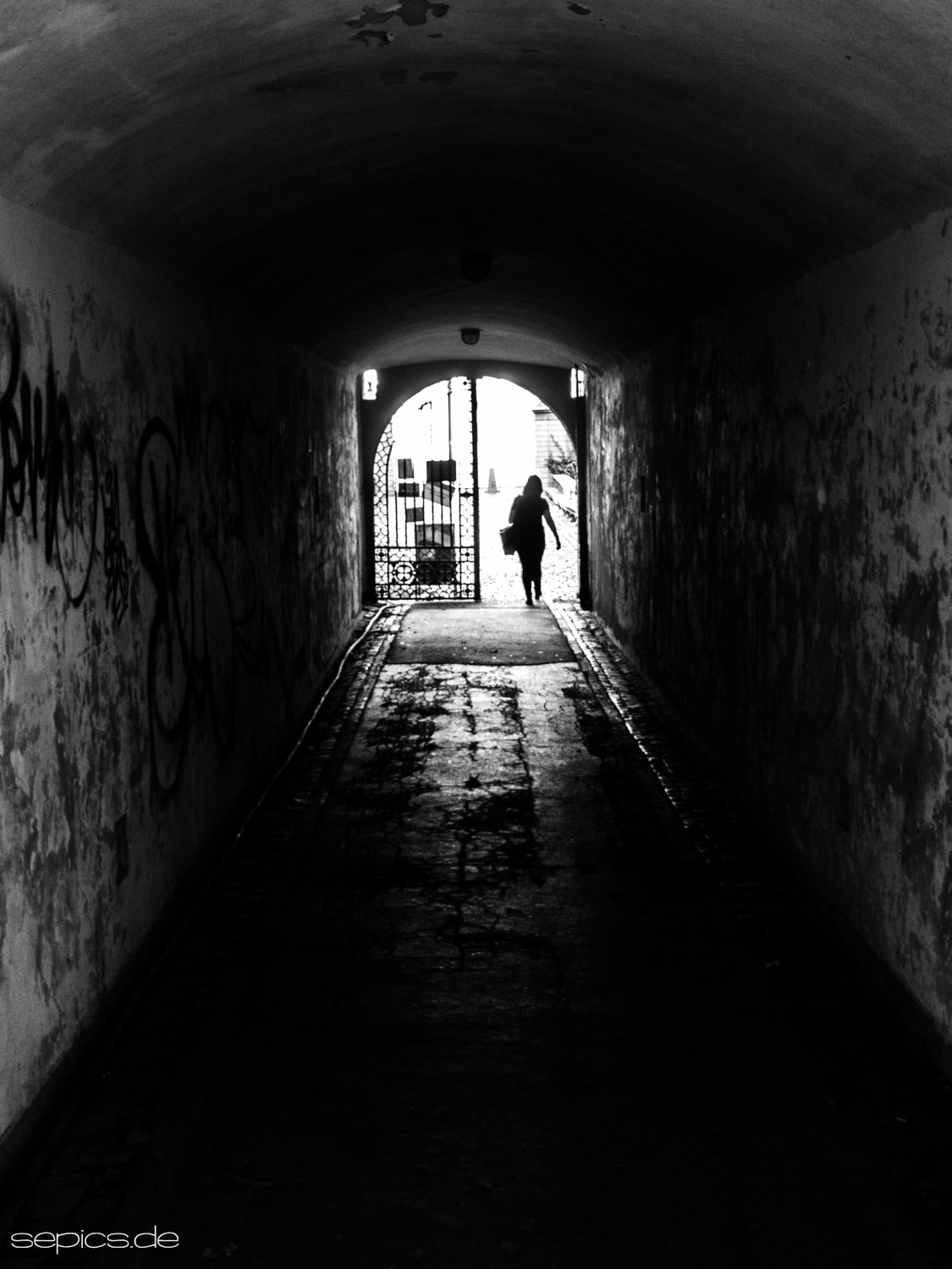 Olympus OM-D E-M10 sample photo. Der tunnel photography