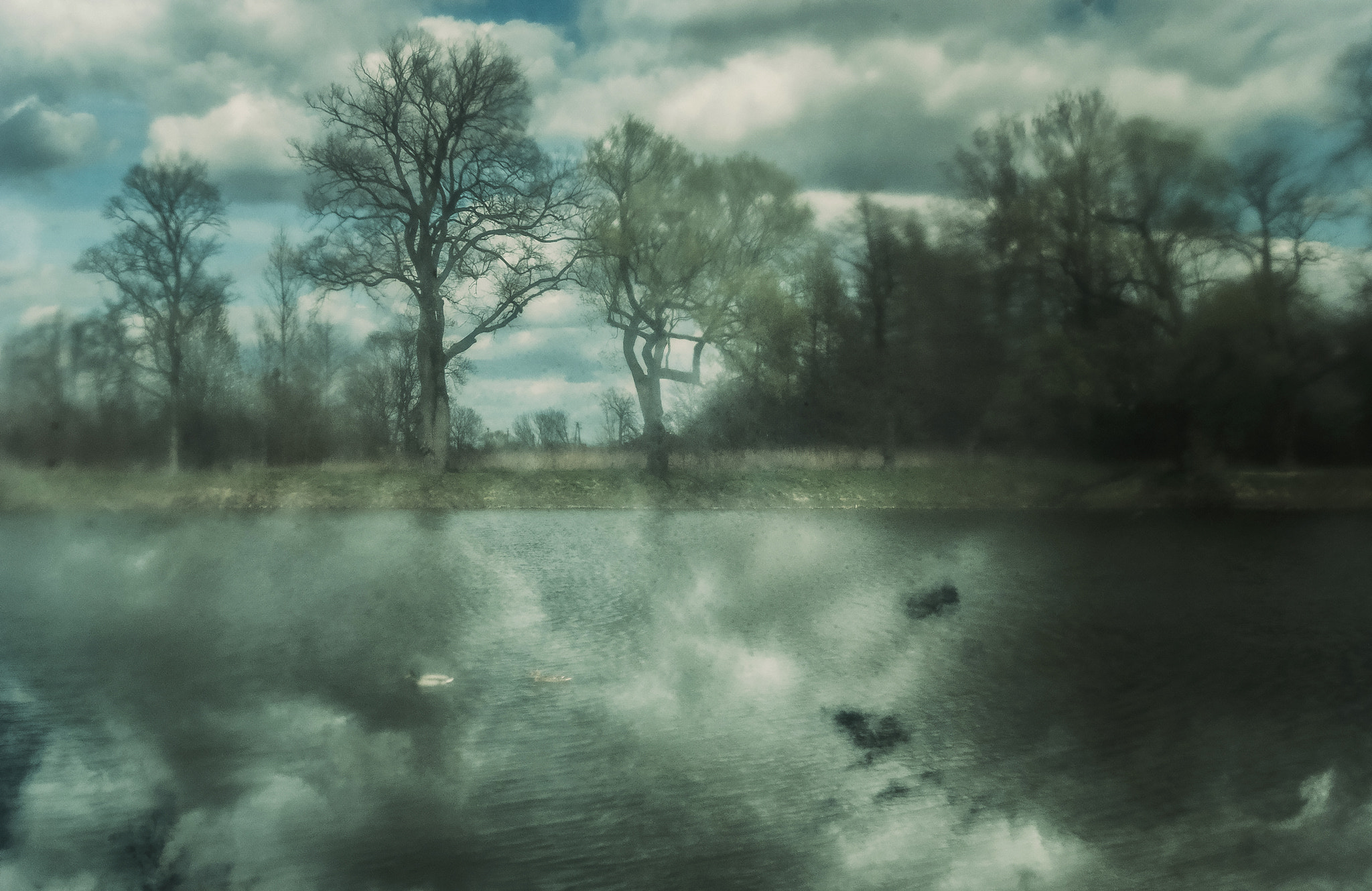 Nikon AF-S Nikkor 18-35mm F3.5-4.5G ED sample photo. Smoky pond photography