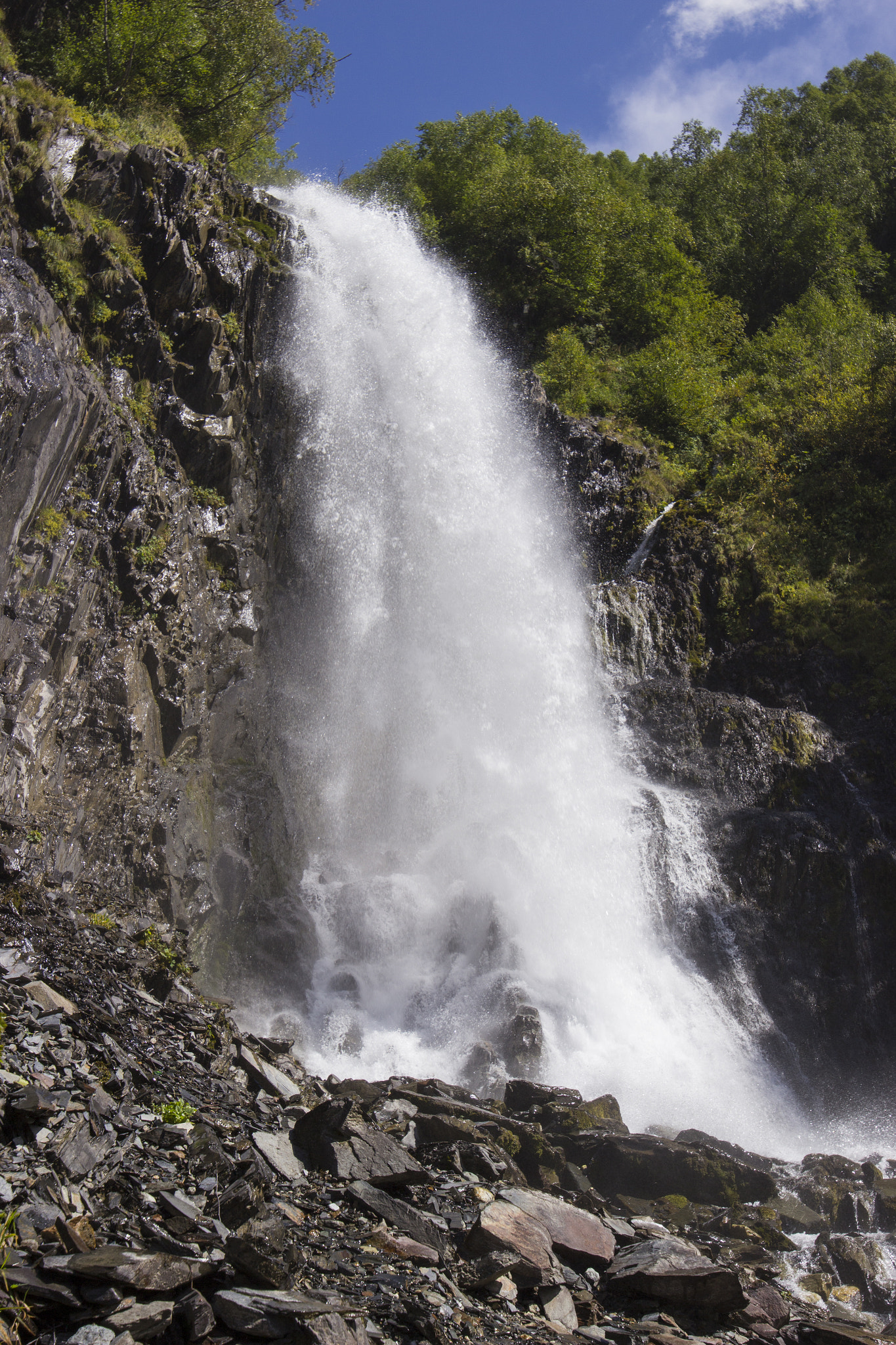 Canon EOS 600D (Rebel EOS T3i / EOS Kiss X5) + Canon EF 300mm f/2.8L sample photo. Waterfall photography