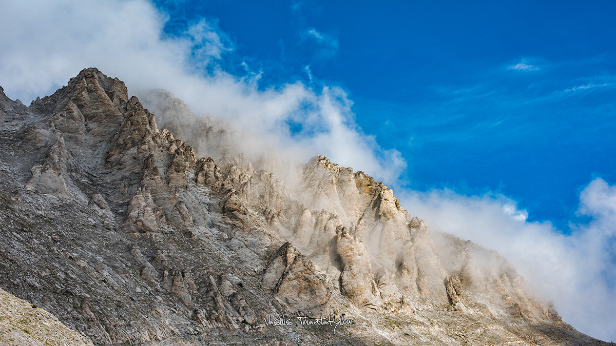 Nikon D810 + AF Zoom-Nikkor 28-105mm f/3.5-4.5D IF sample photo. Mount olympus summit in clouds photography