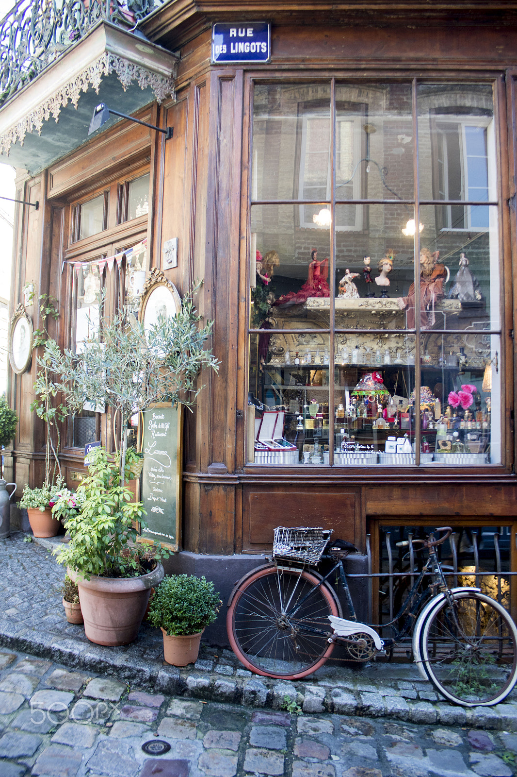 Canon EF-S 18-55mm F3.5-5.6 II sample photo. Charming shop in honfleur photography