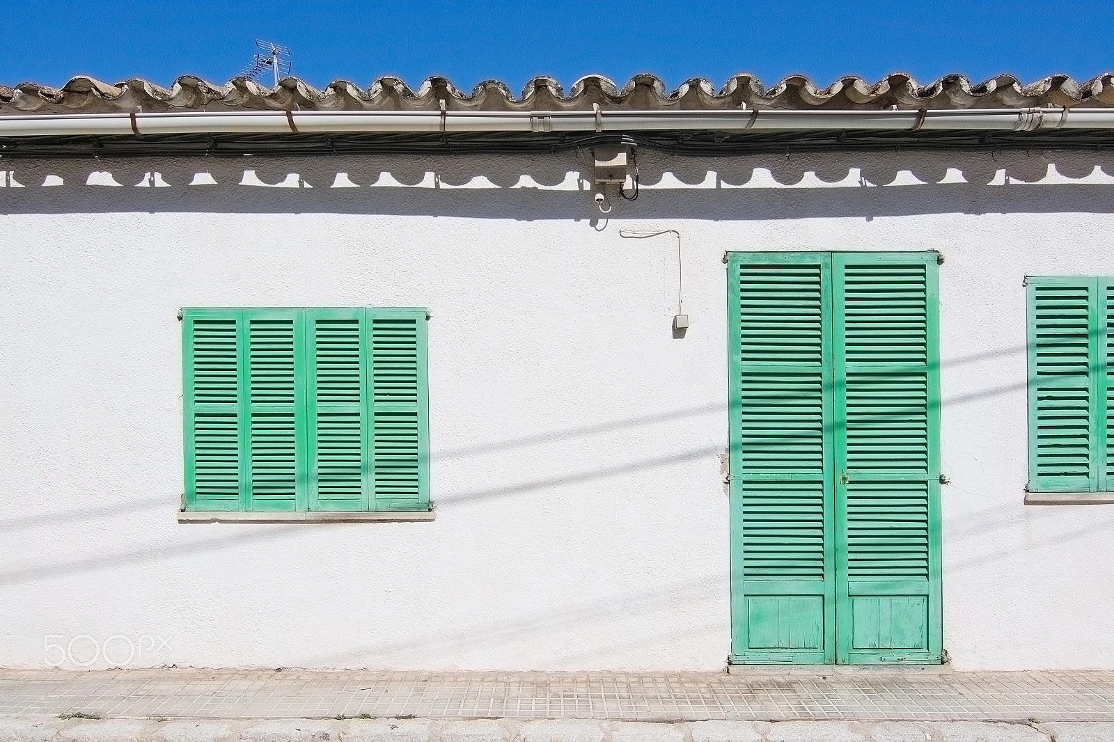 Nikon D7100 sample photo. White building with green shutters in el terreno photography